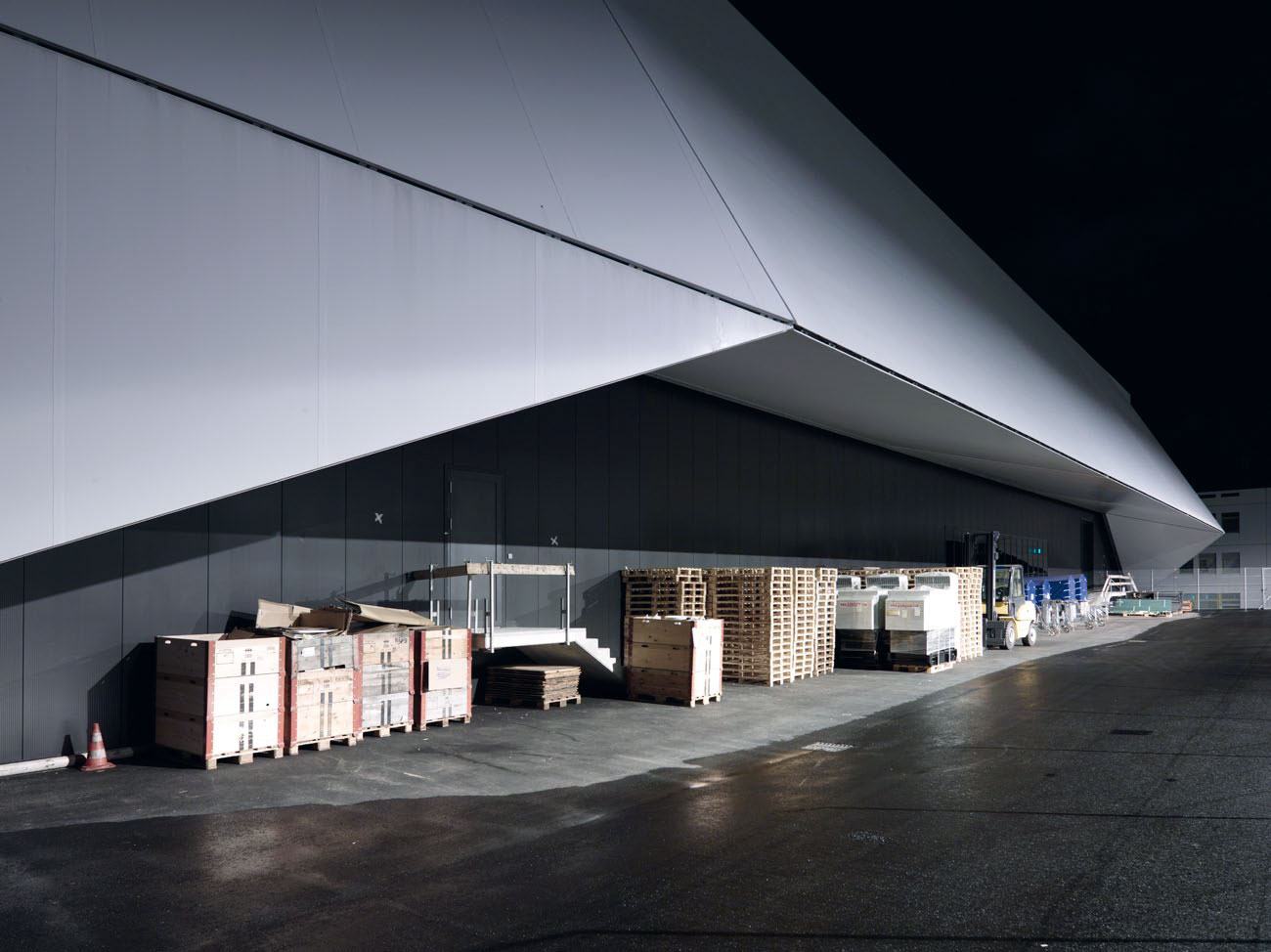 La structure tendue constitue un abri à l’arrière du bâtiment