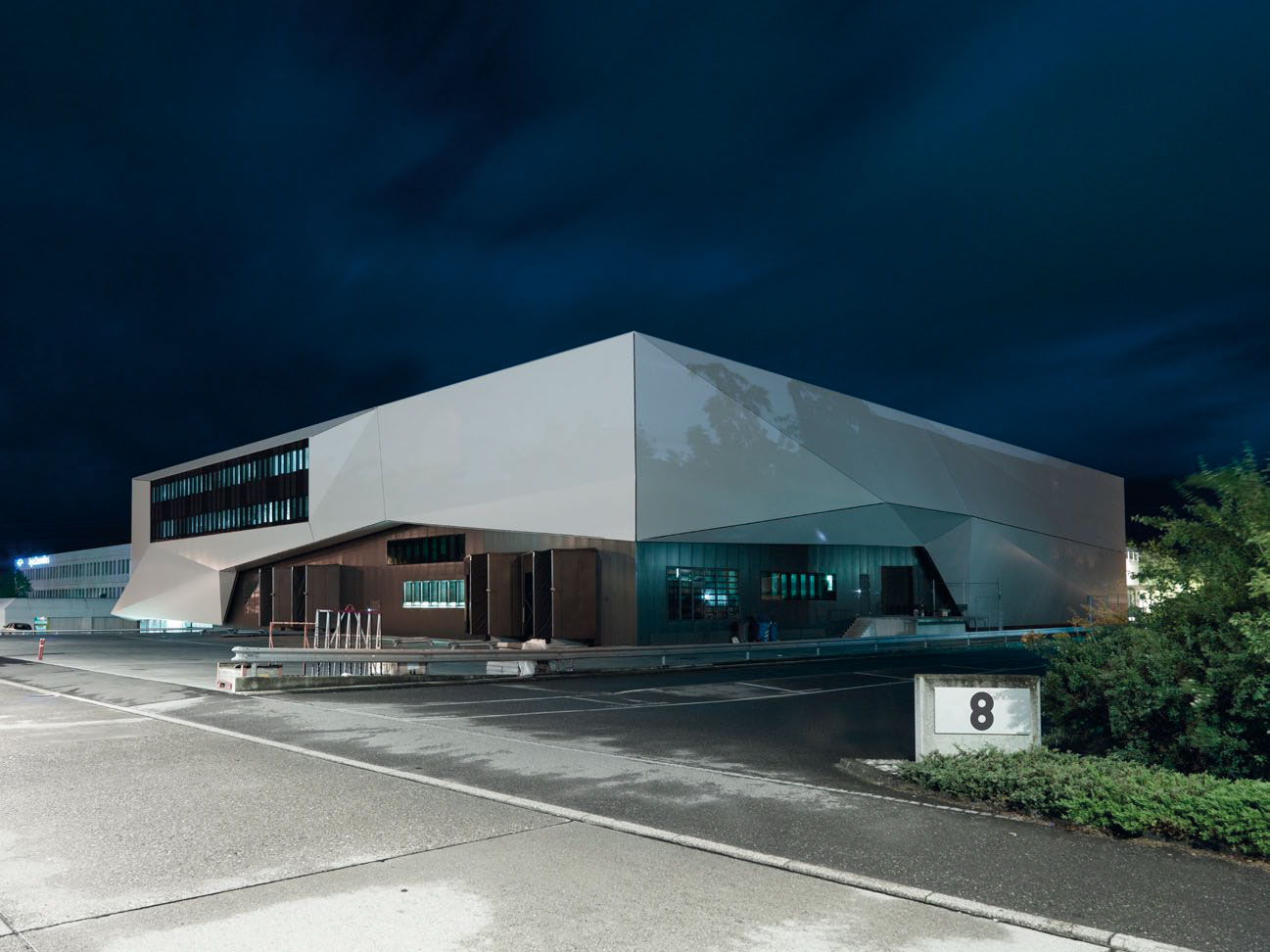 La halle du CICR de nuit