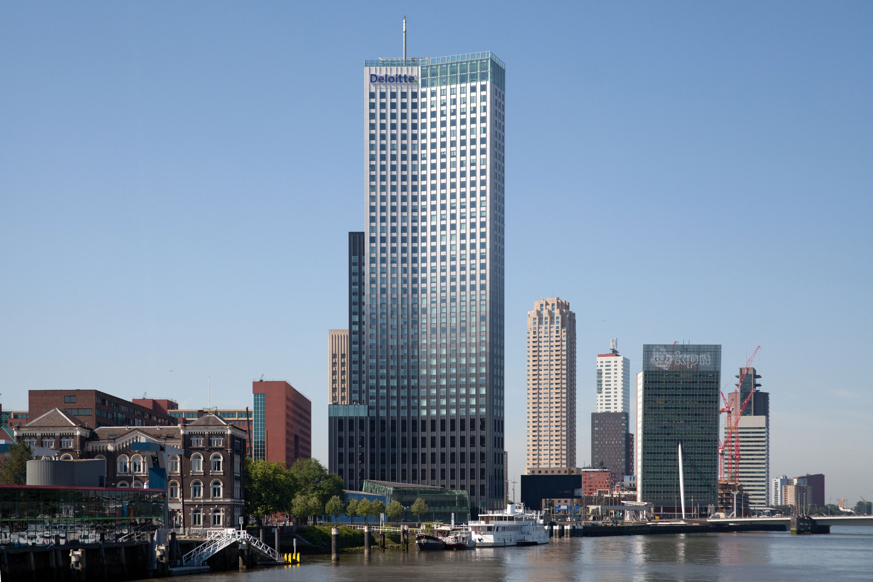 Vue sur la tour de bureaux Maastoren de Dan &amp; Partners