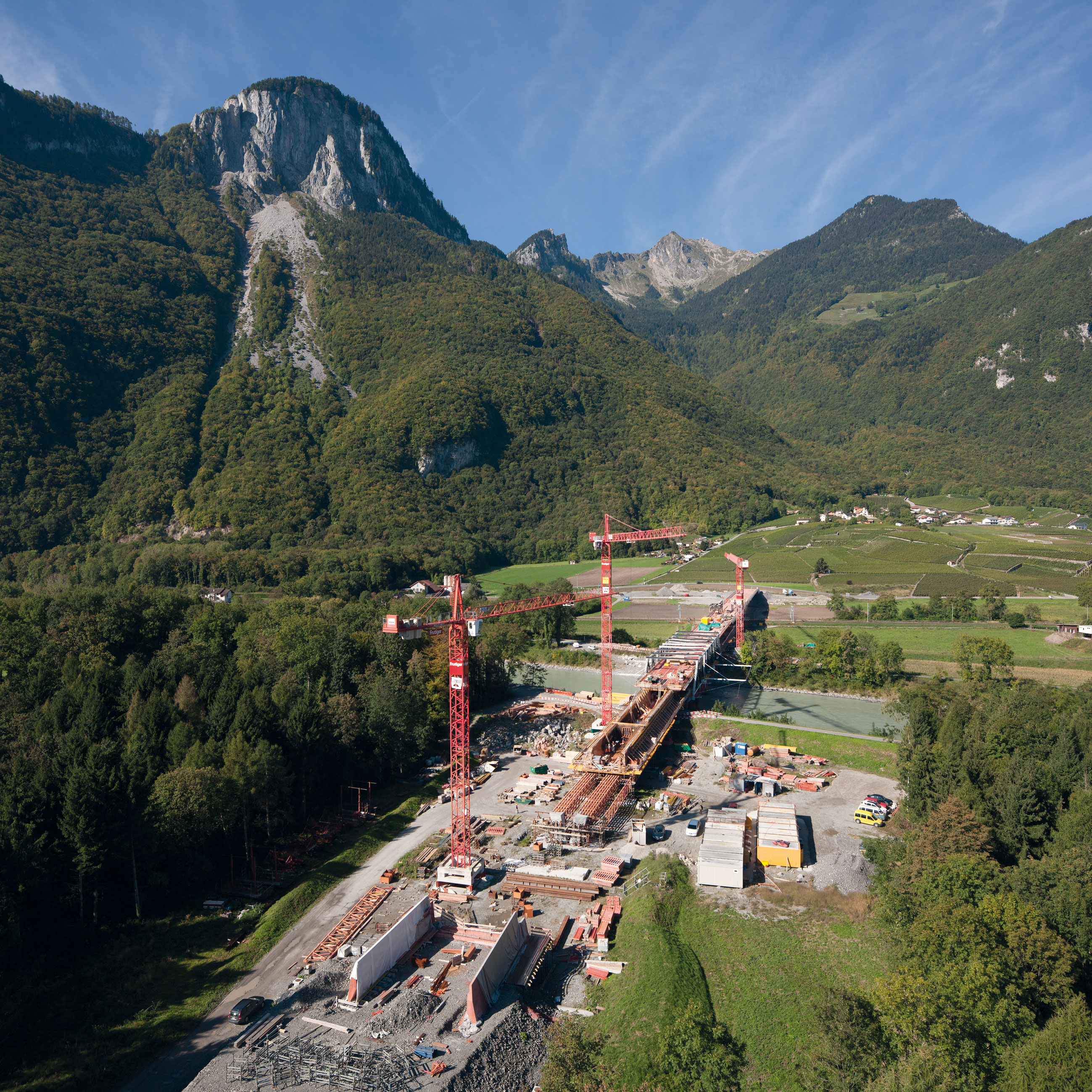 Vue aérienne du viaduc sur le Rhône en construction