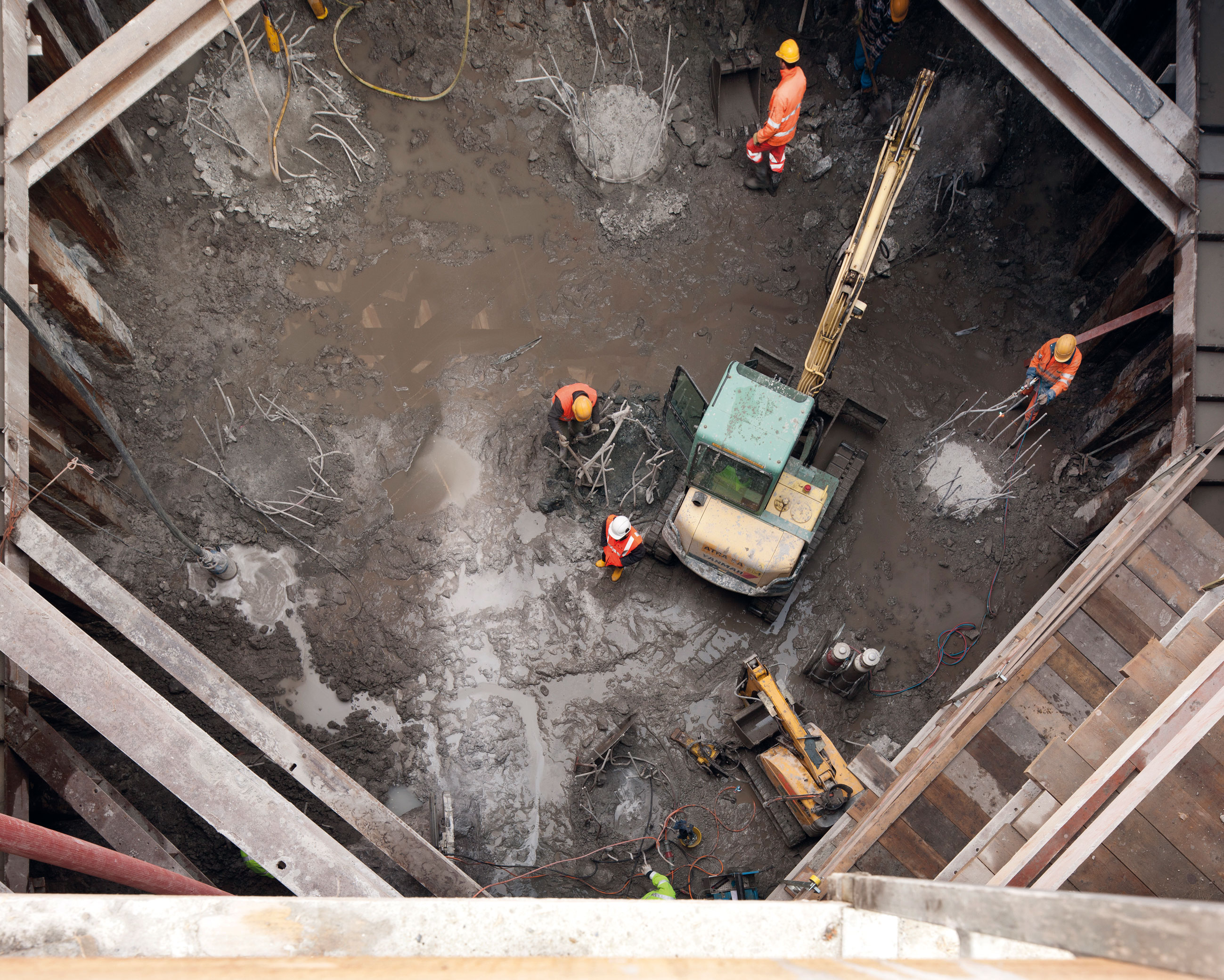 Fouille profonde pour la construction des semelles de fondations sur les pieux