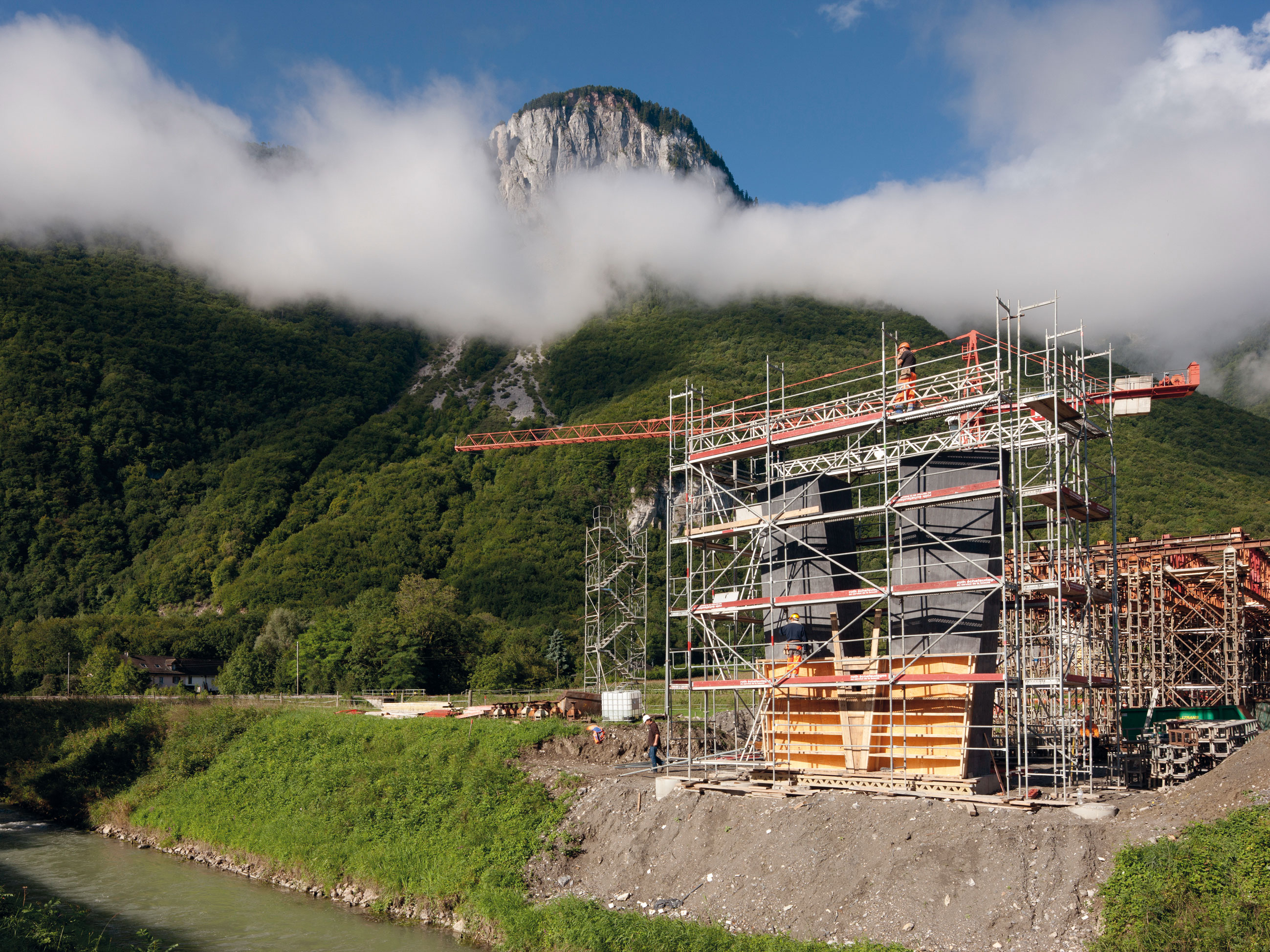 Construction d’une pile en V avec du béton teinté dans la masse en noir