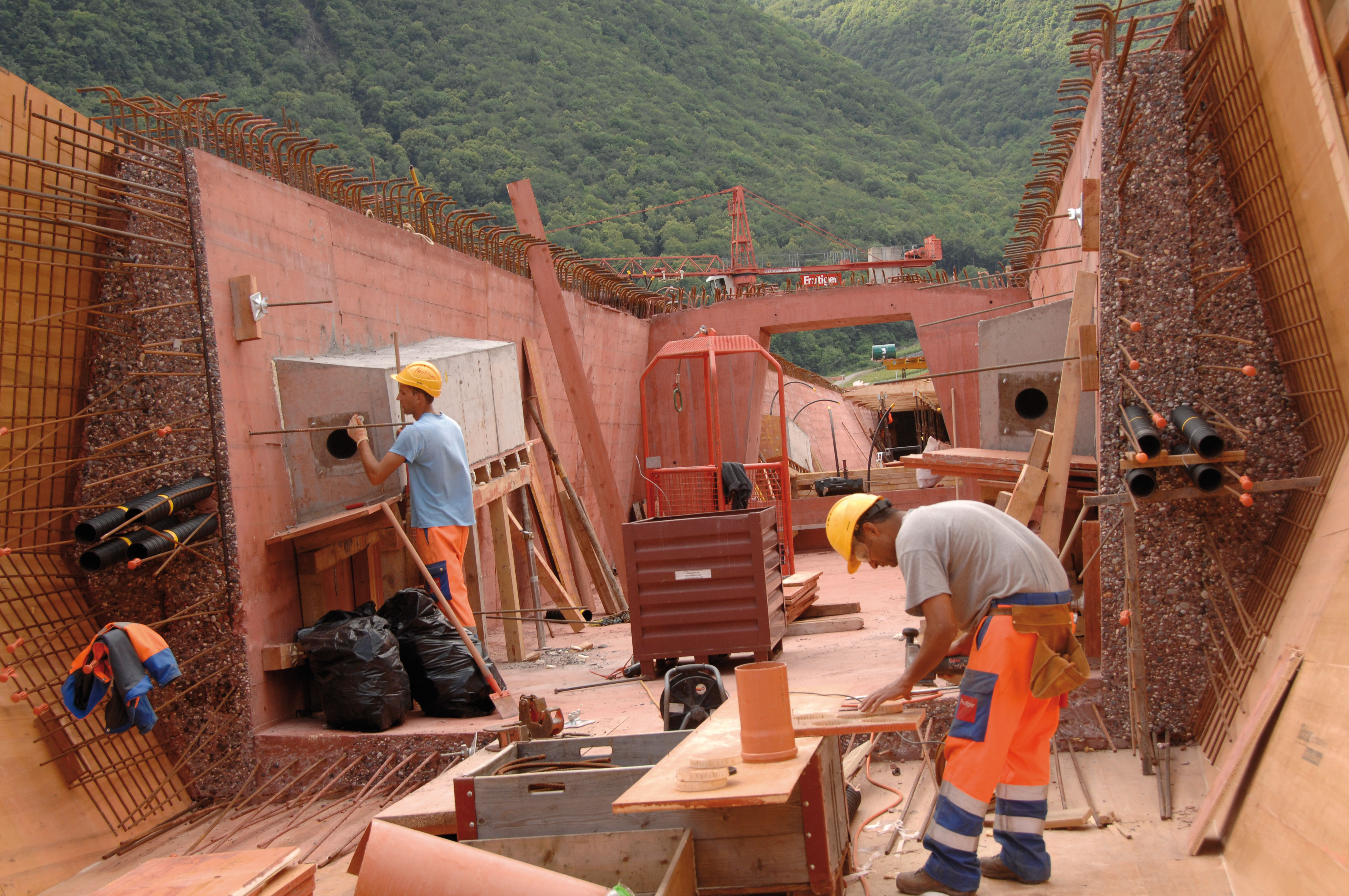 L’intérieur du caisson avec la précontrainte et une entretoise