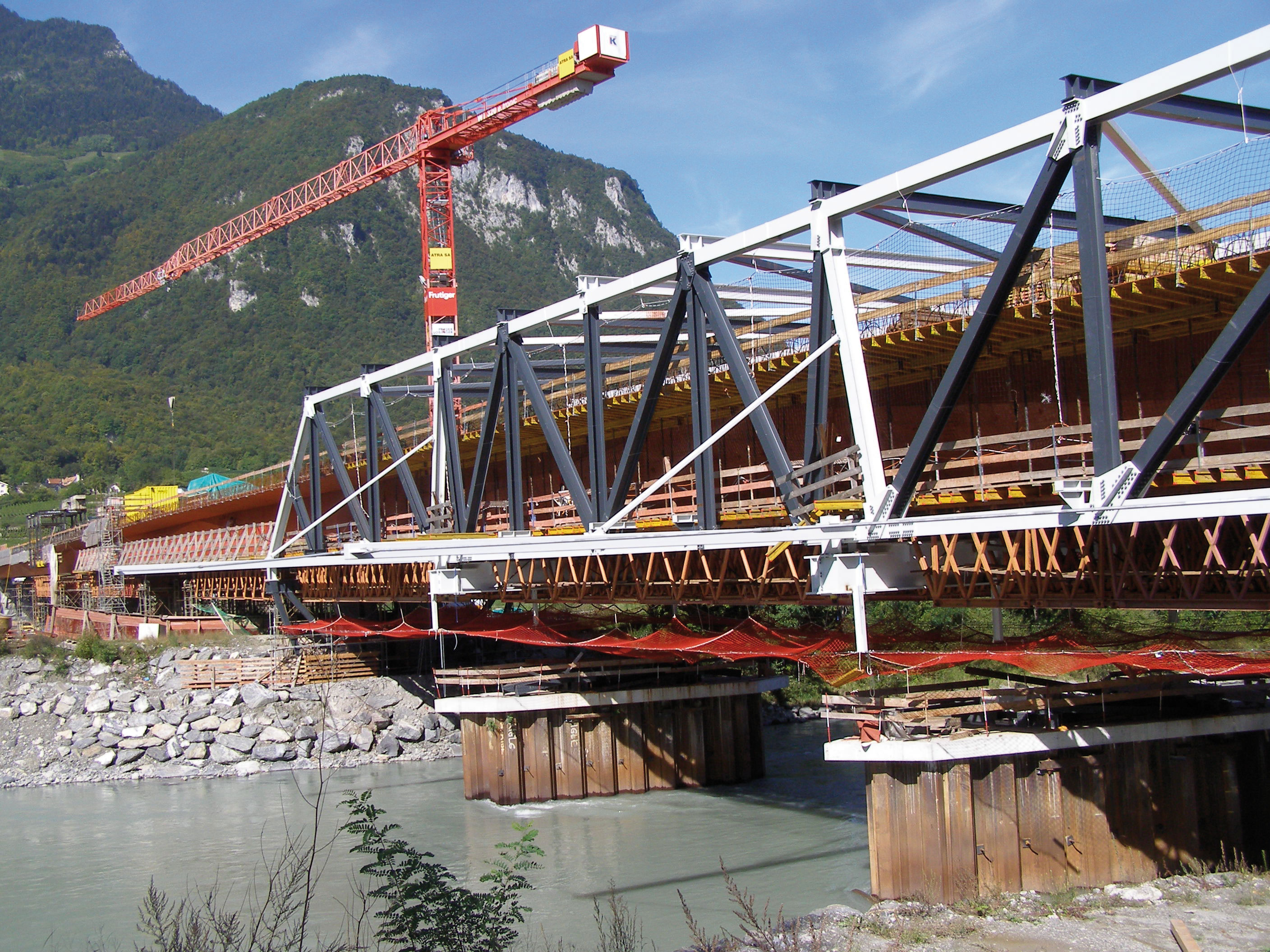 Le cintre pour le franchissement du Rhône avec les batardeaux servant d'appui provisoire