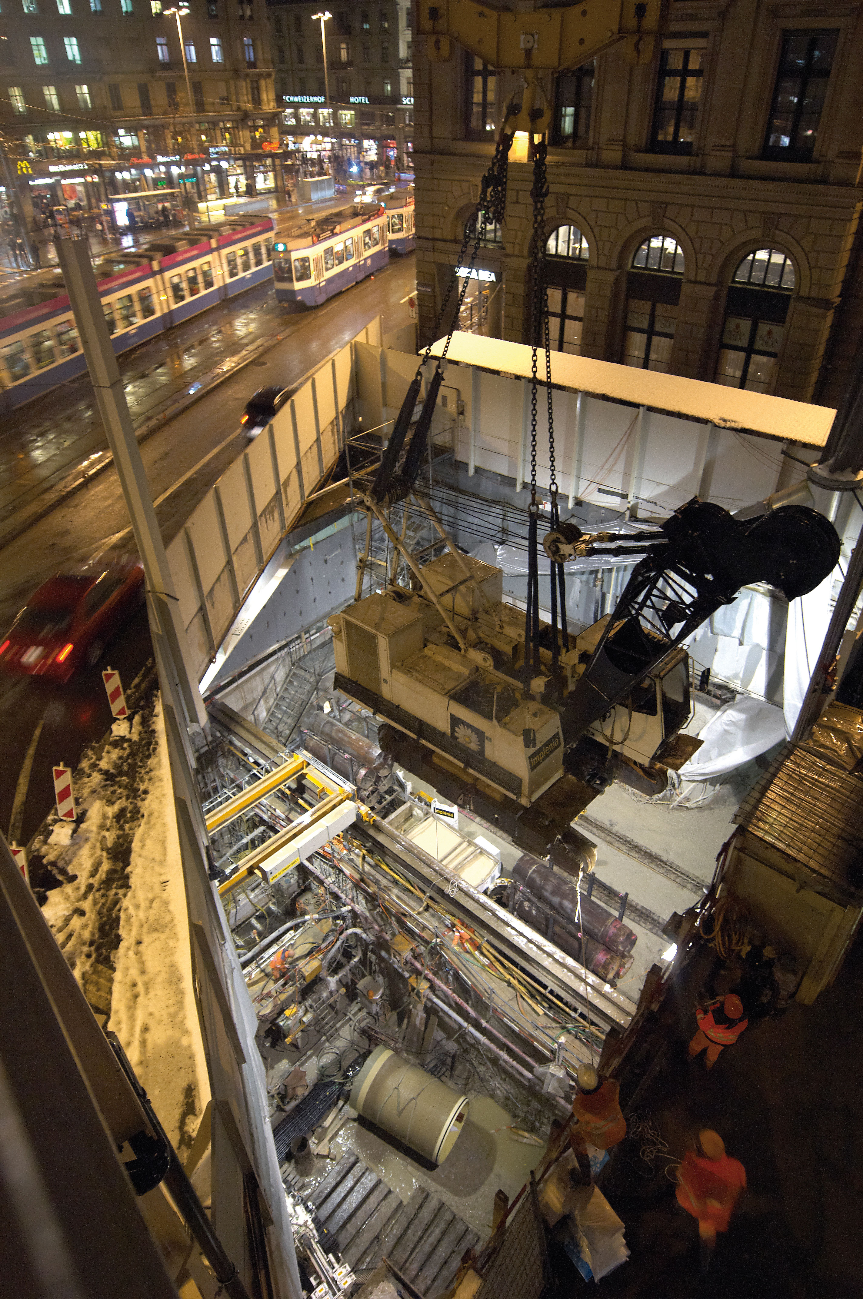 Janvier 2010, descente d’une machine dans le puits au sud de la gare centrale