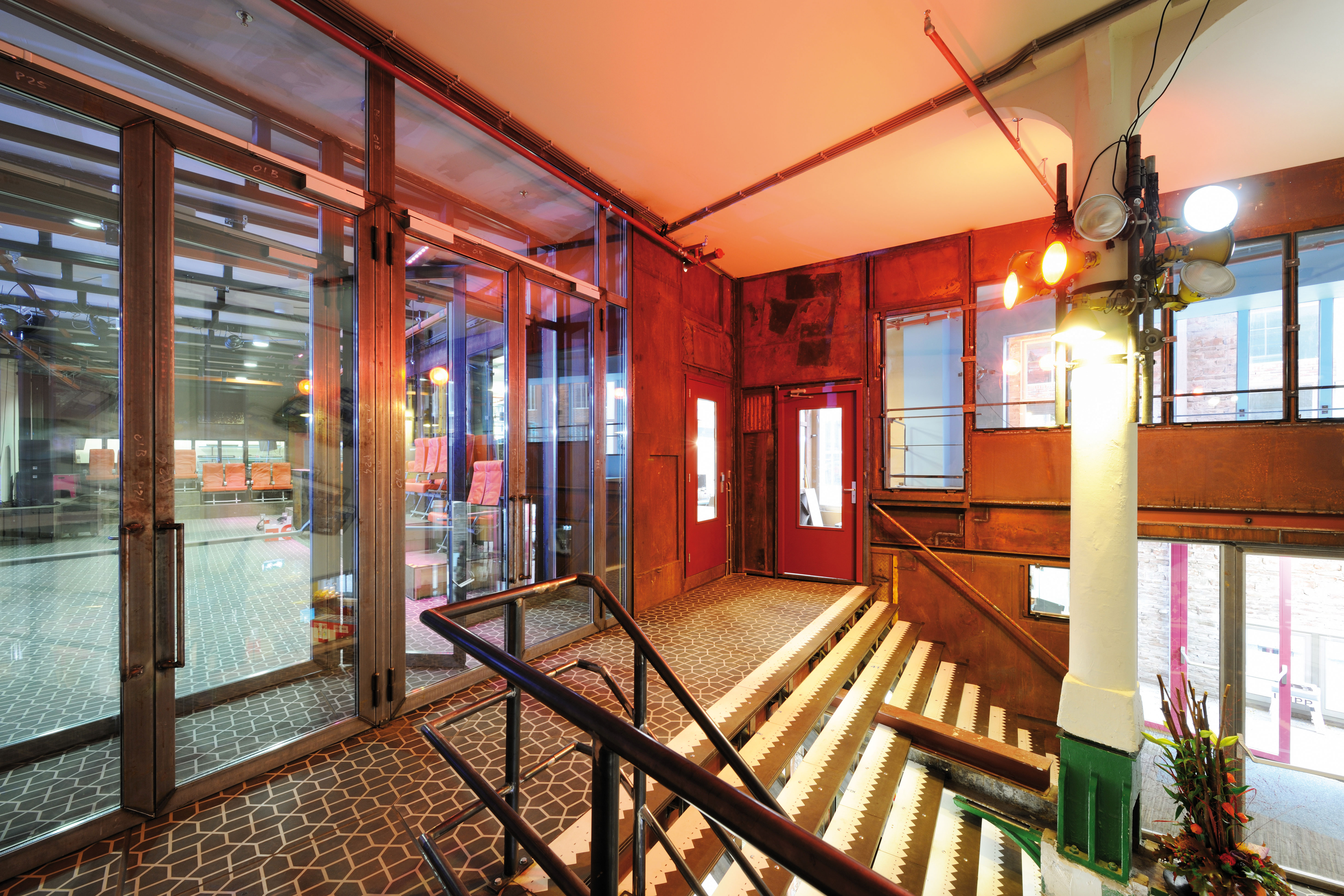 La cage d’escalier menant à la salle de concert et aux bureaux