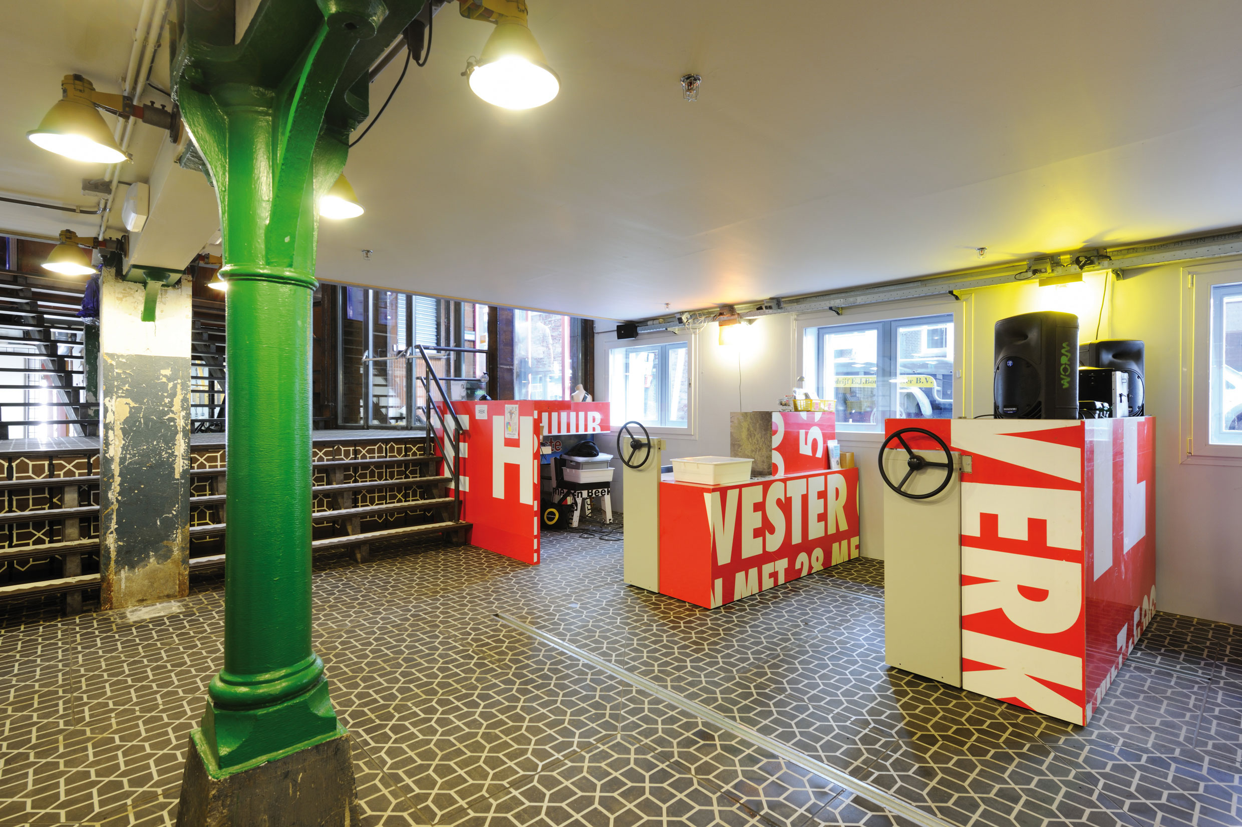 Vue sur la boutique et le foyer de WORM