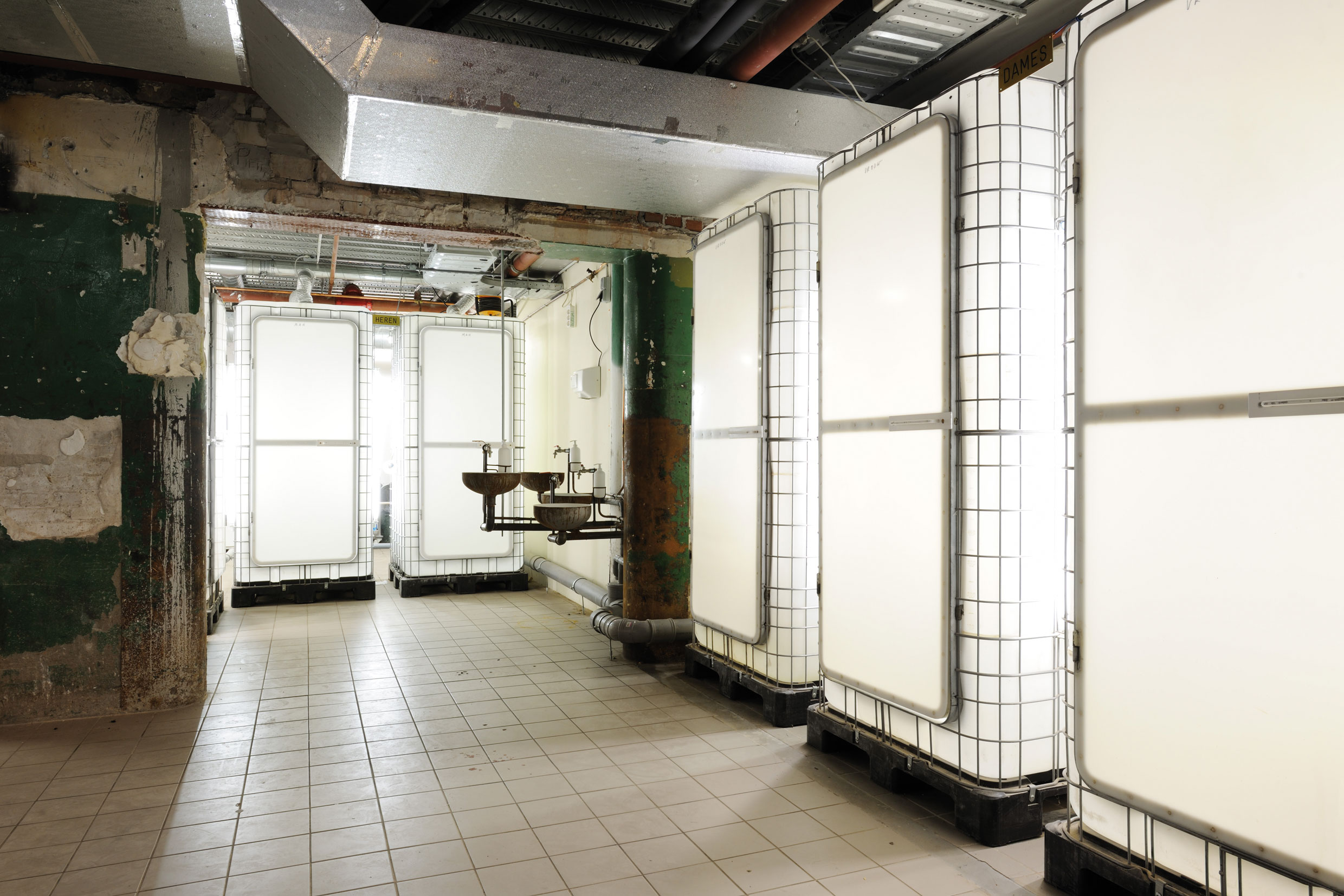 Les toilettes fabriquées à base de conterneurs à liquide