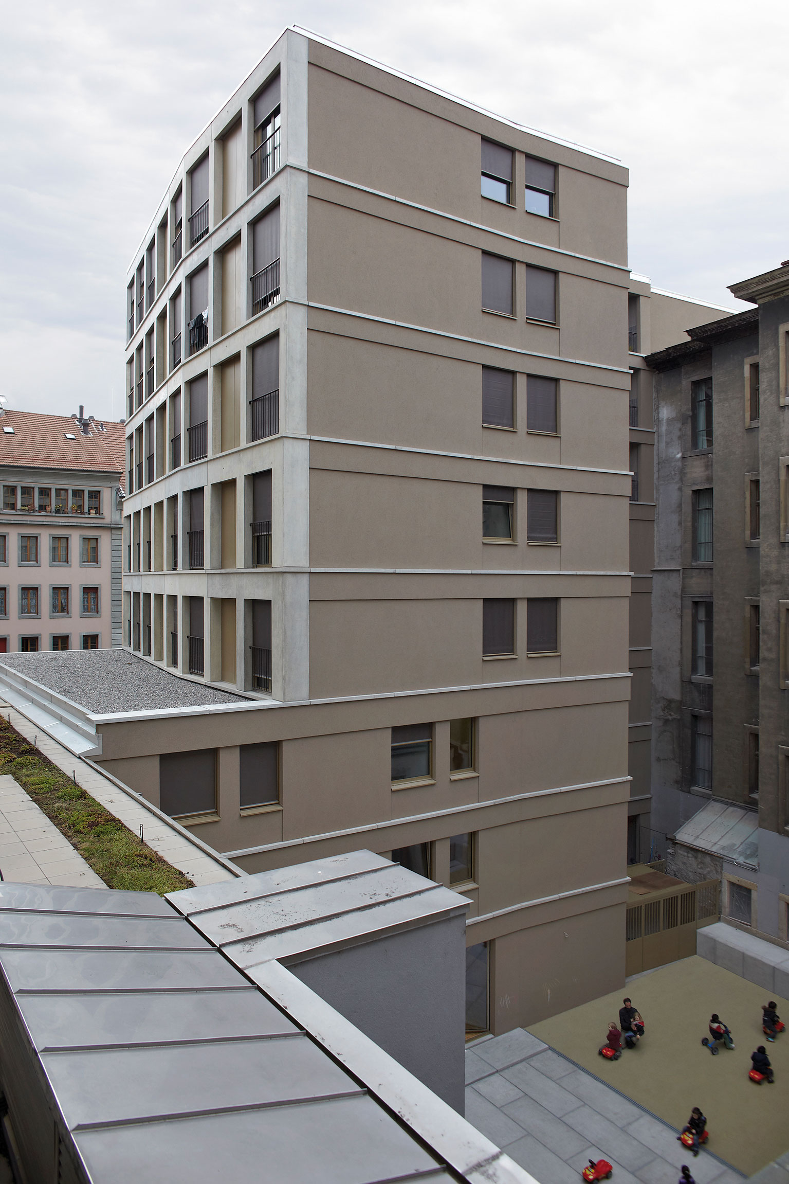 Façade nord et cour arrière réservée à la crèche