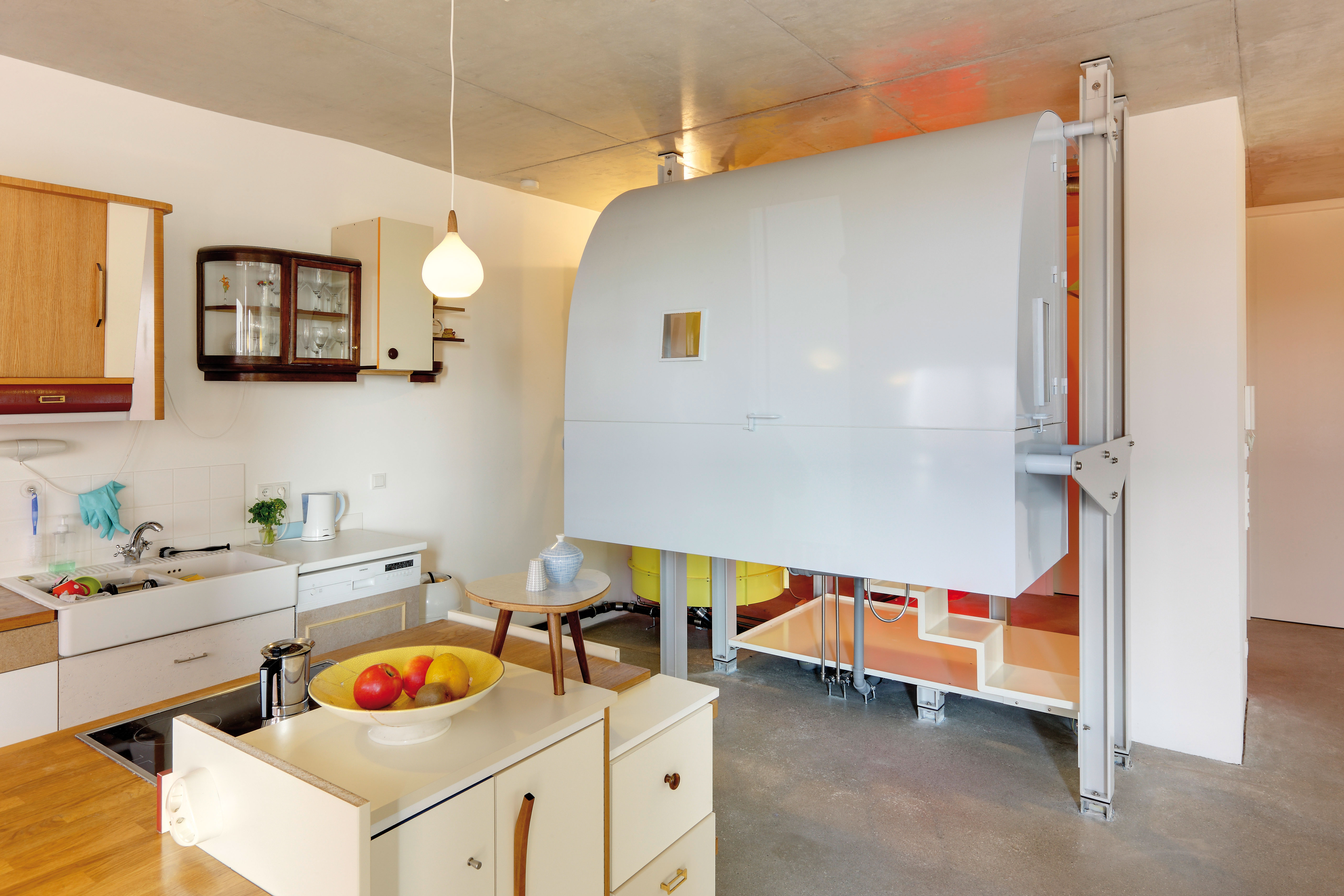 Projet de construction collective à la Strelitzer Strasse: l’appartement du 4e étage occupe toute la surface du bâtiment. Le plan ouvert associé à de grands éléments coulissants l’assimilent à un loft.