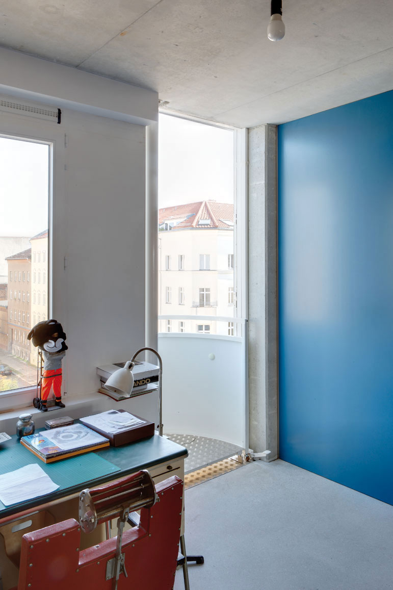 Projet de construction collective à la Strelitzer Strasse: N’ayant pas le droit de construire des balcons pour cet immeuble réalisé en 2009, Florian Köhl a eu l’idée d’un balcon repliable.