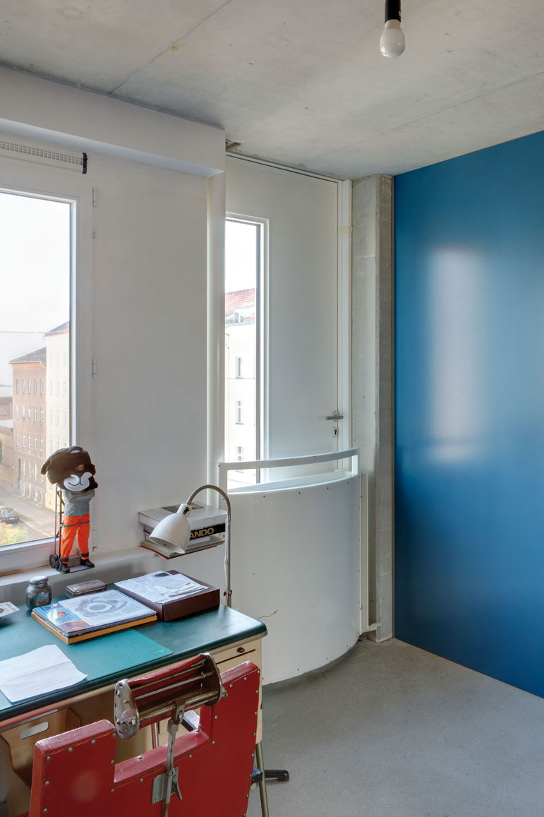 Projet de construction collective à la Strelitzer Strasse: N’ayant pas le droit de construire des balcons pour cet immeuble réalisé en 2009, Florian Köhl a eu l’idée d’un balcon repliable.