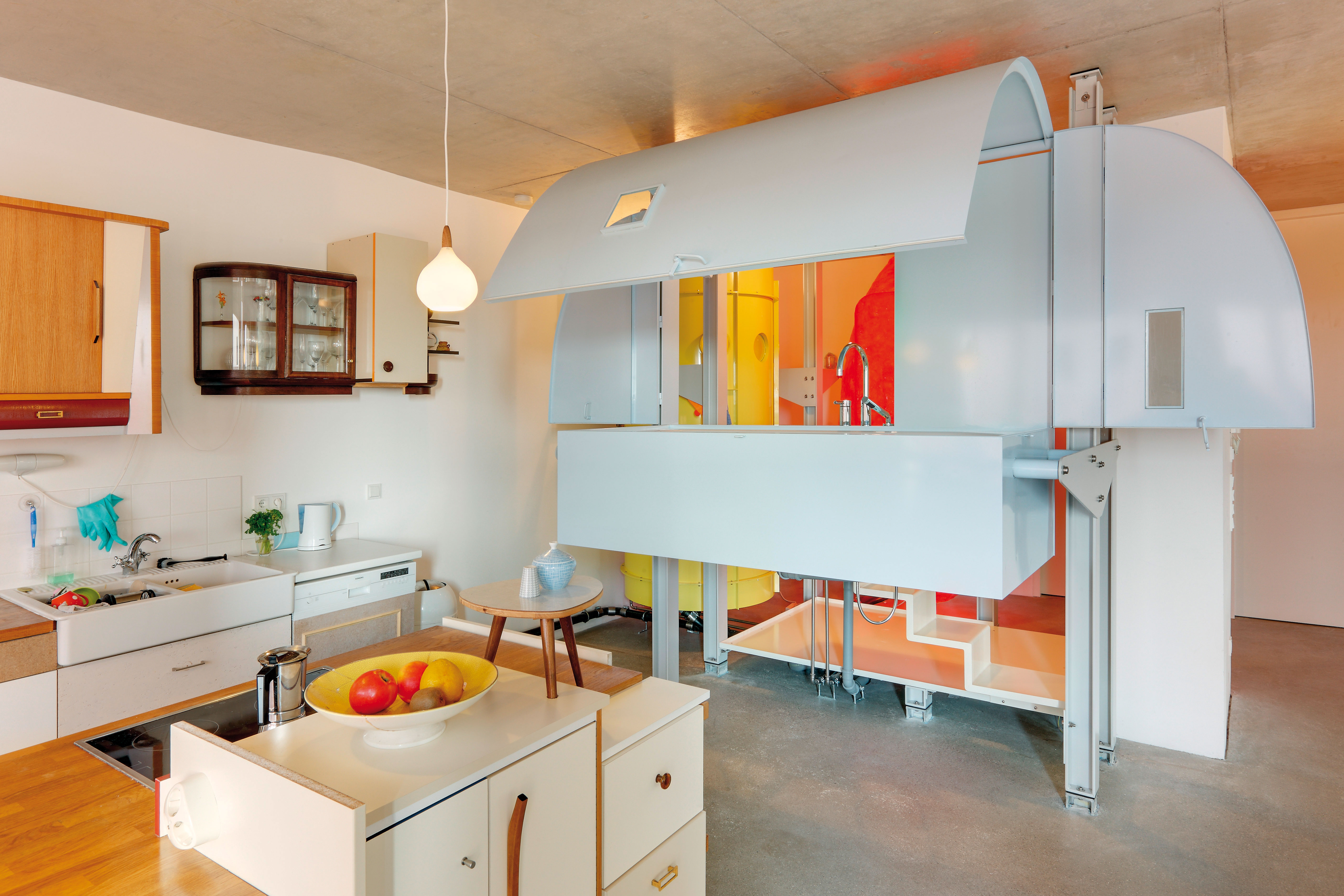 Projet de construction collective à la Strelitzer Strasse: l’appartement du 4e étage occupe toute la surface du bâtiment. Le plan ouvert associé à de grands éléments coulissants l’assimilent à un loft.