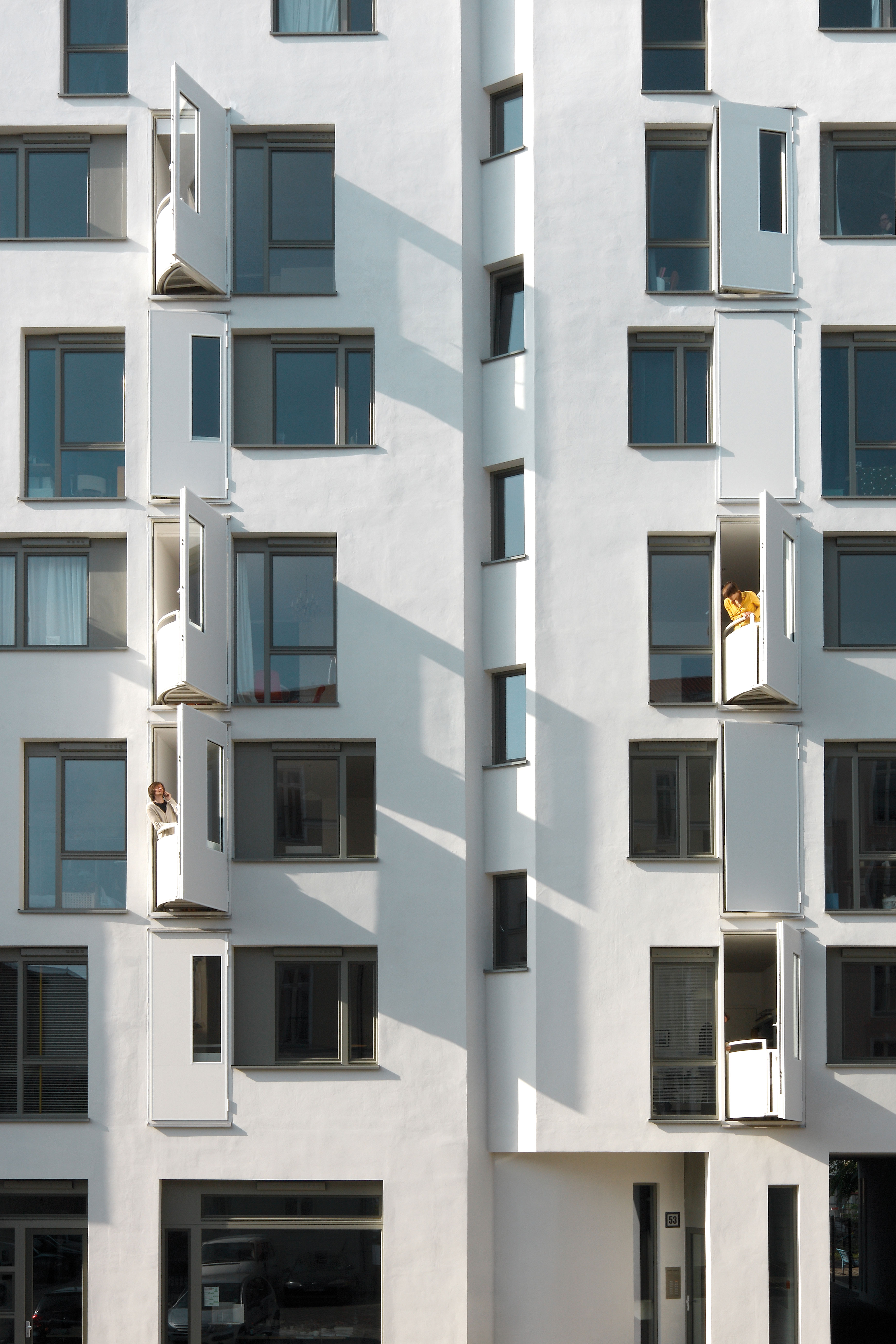 Projet de construction collective à la Strelitzer Strasse: n’ayant pas le droit de construire des balcons pour cet immeuble réalisé en 2009, Florian Köhl a eu l’idée d’un balcon repliable.