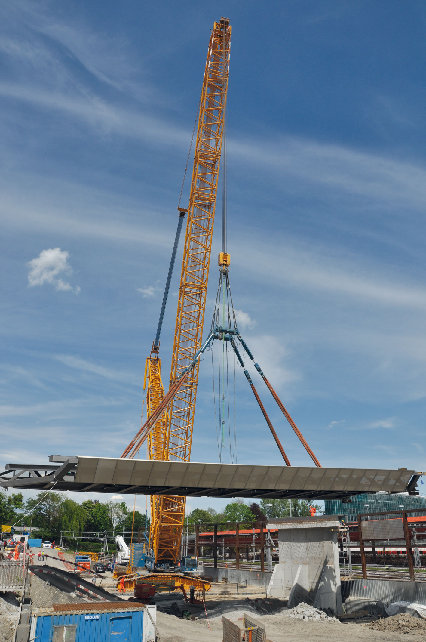 Pose tronçon 1, avec l’appui intégré dans le mur de la Maison de la Paix