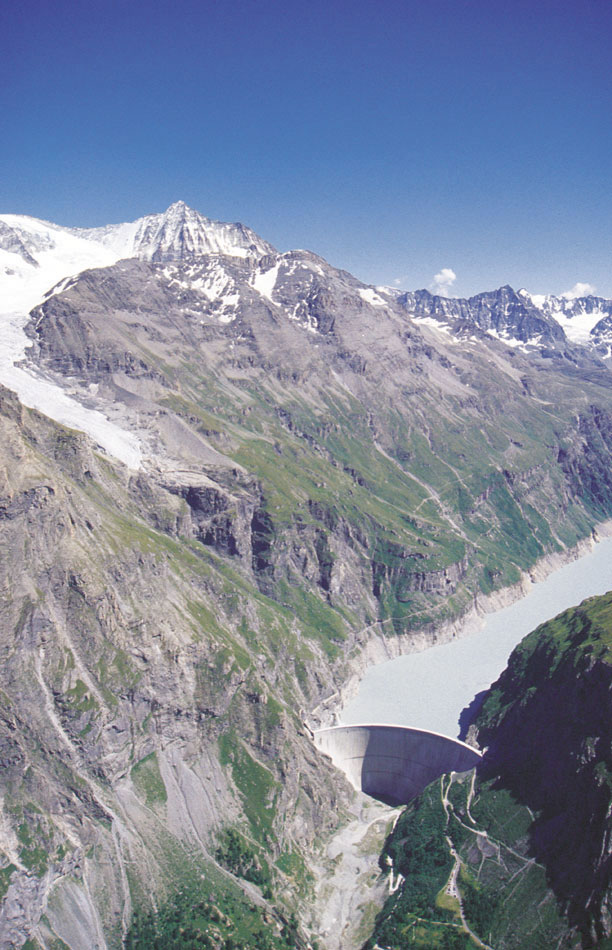 Le barrage de Mauvoisin avec le glacier de Gietroz