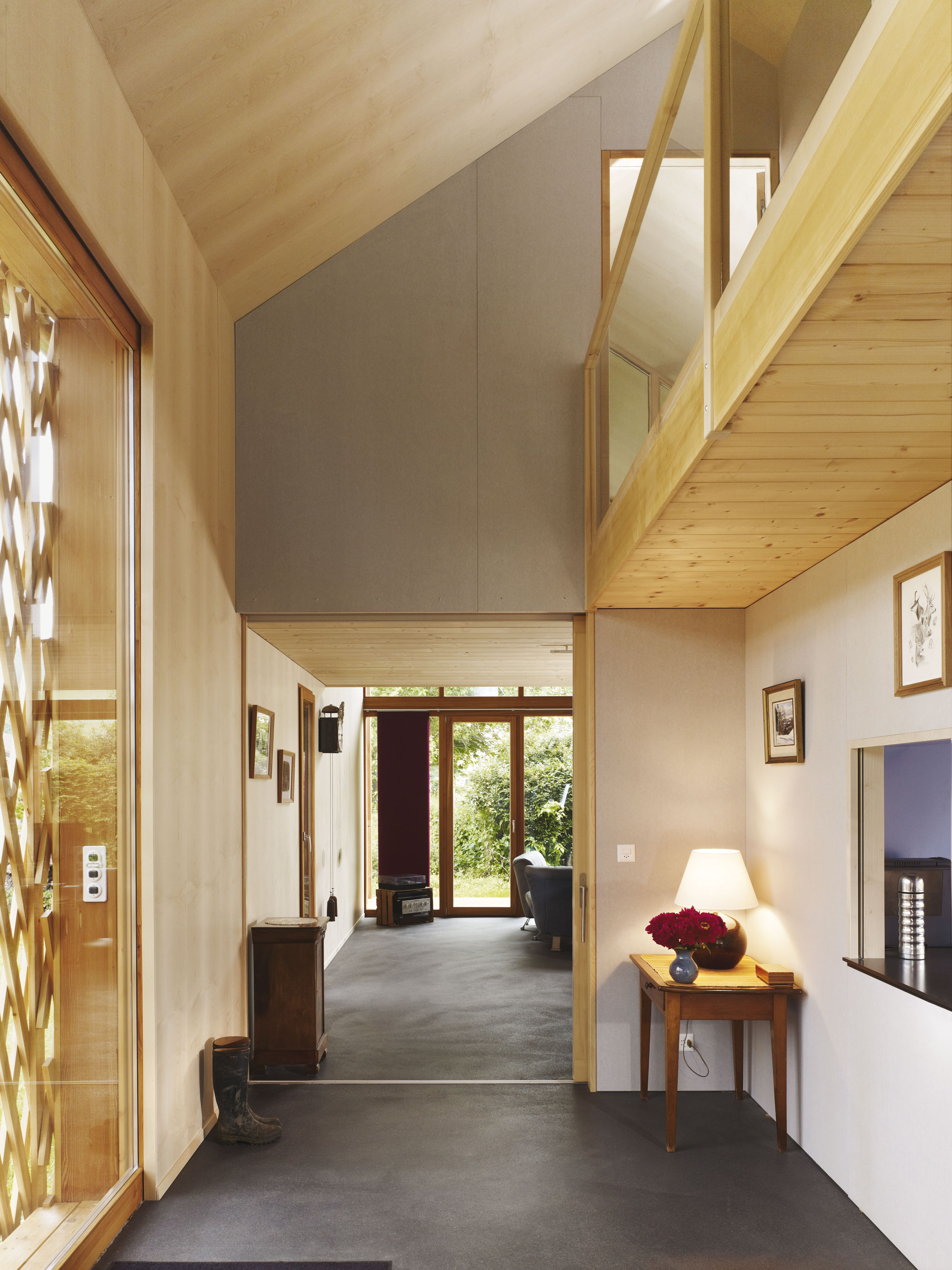 Ouvertures et axes visuels unifient les différents espaces de la maison