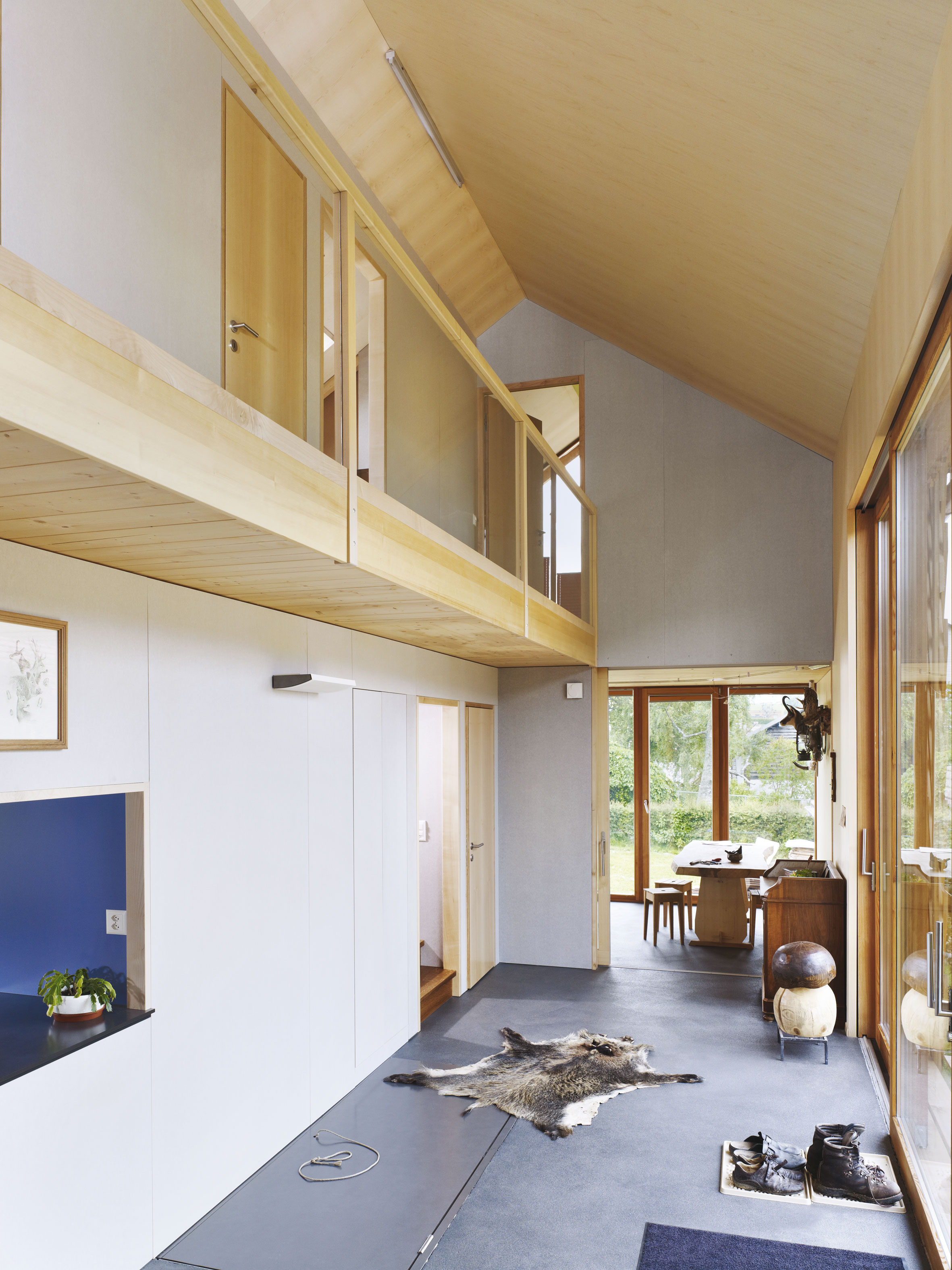 Ouvertures et axes visuels unifient les différents espaces de la maison