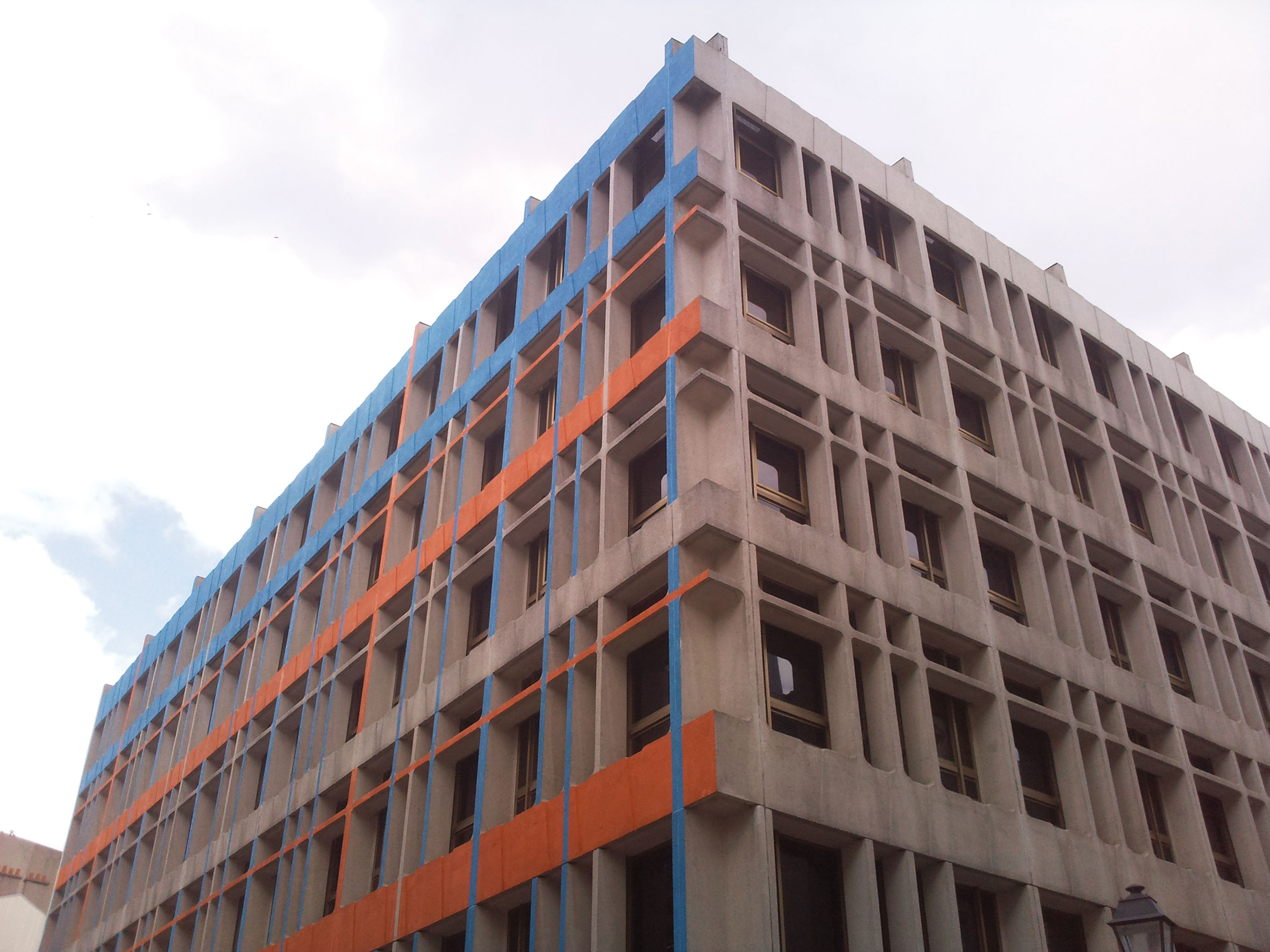 Claire Maugeais, vêtement architectural, 2012. ntervention picturale sur deux des trois façades d’un immeuble parisien