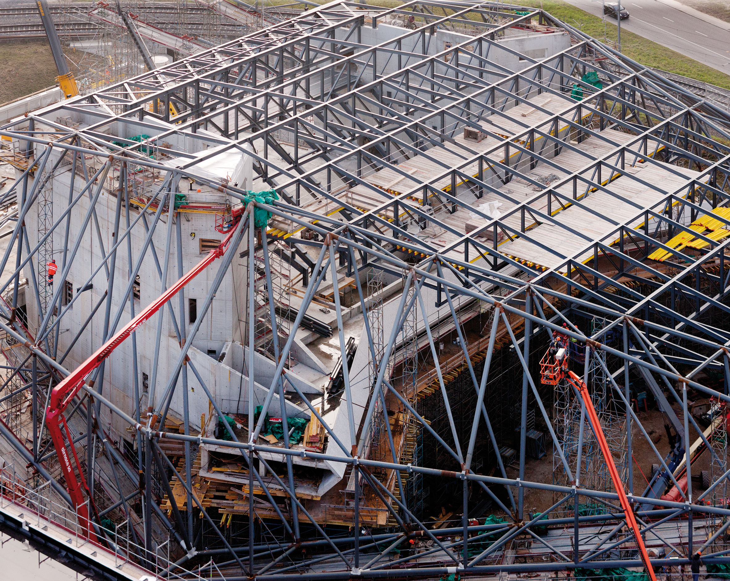 Charpente métallique et caisson en béton du balcon