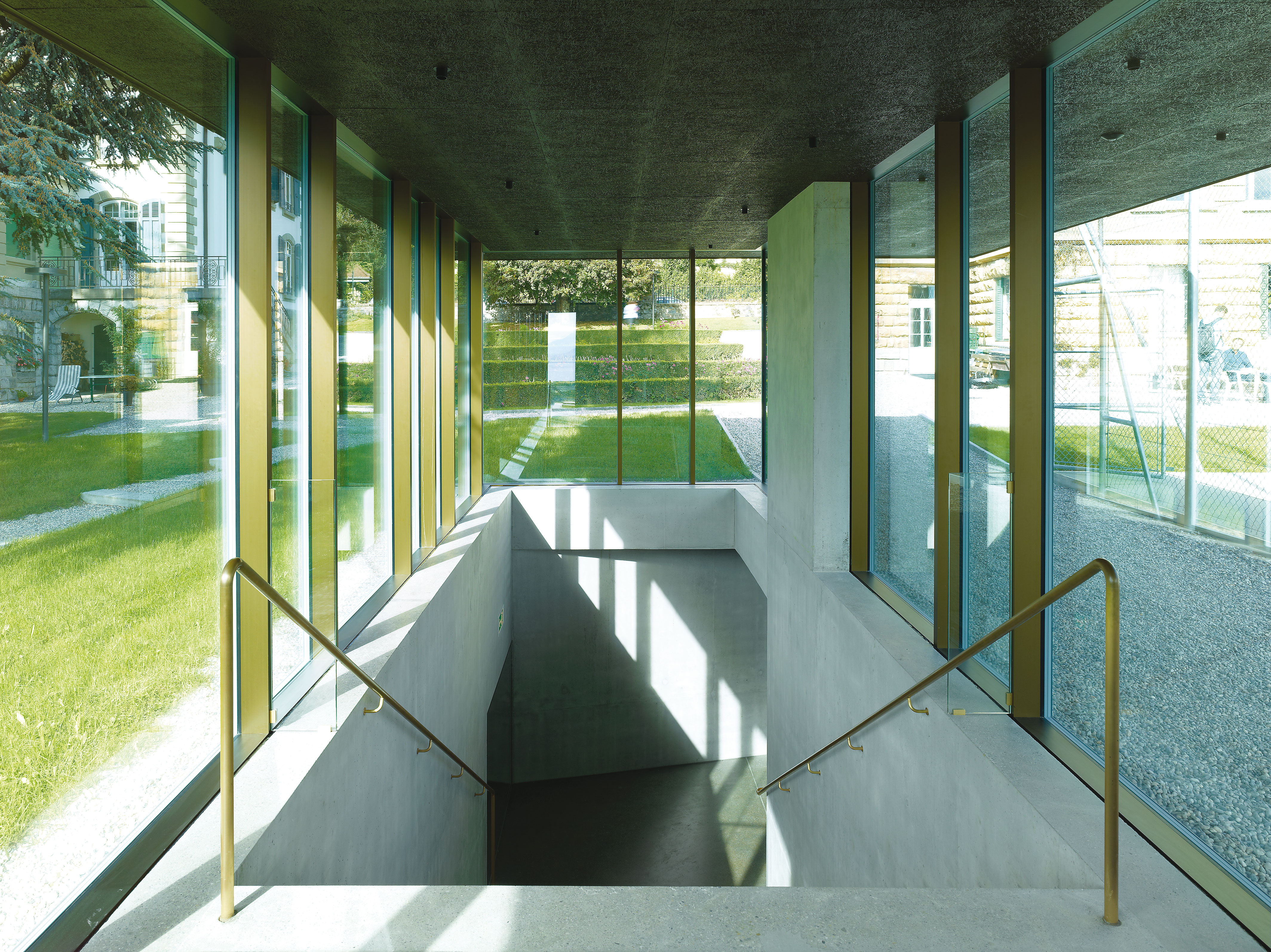 Staccati de clair-obscur dans la première volée de l’escalier