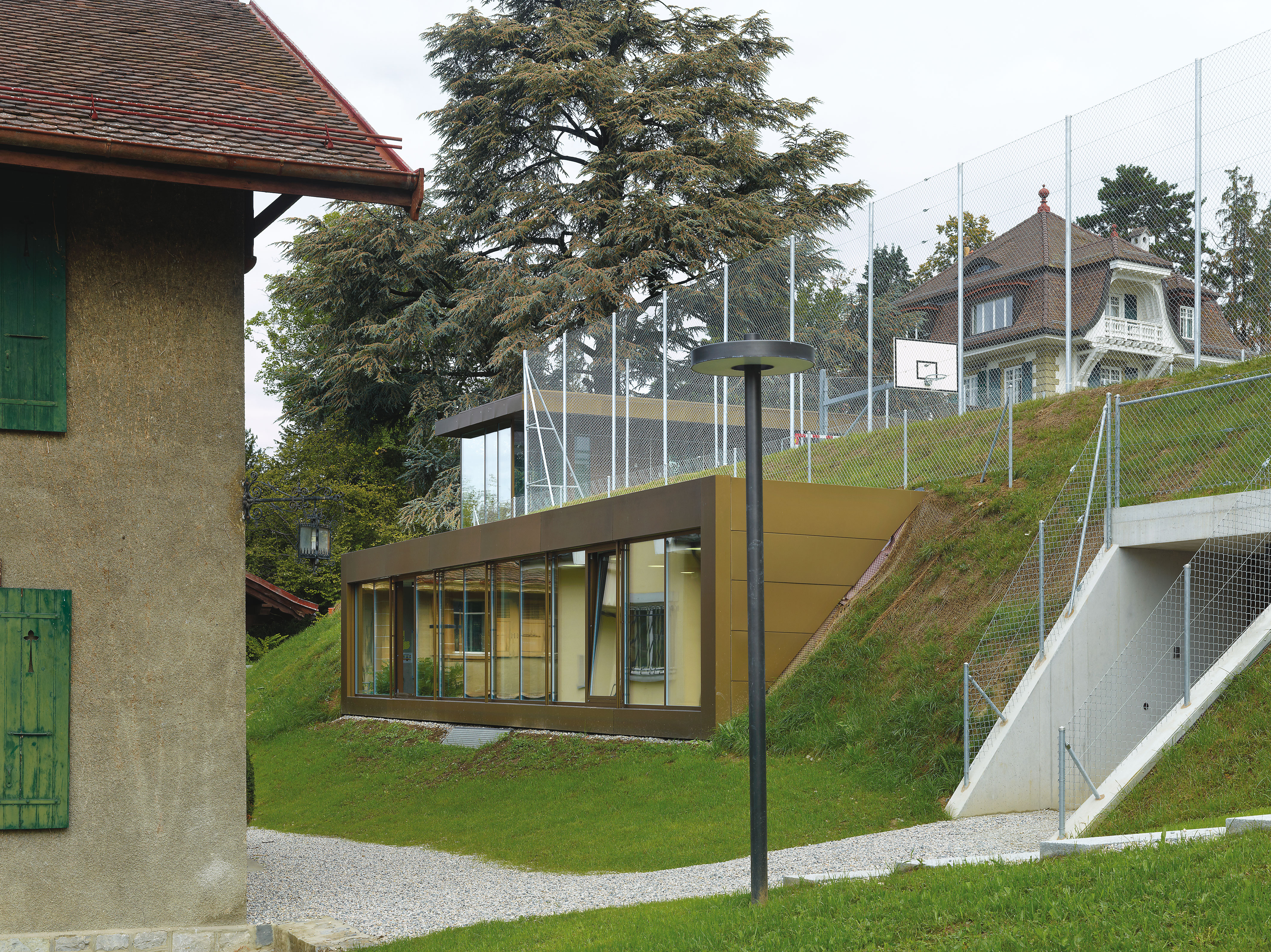 Côté sud, dégagement extérieur vers les petites villas familiales