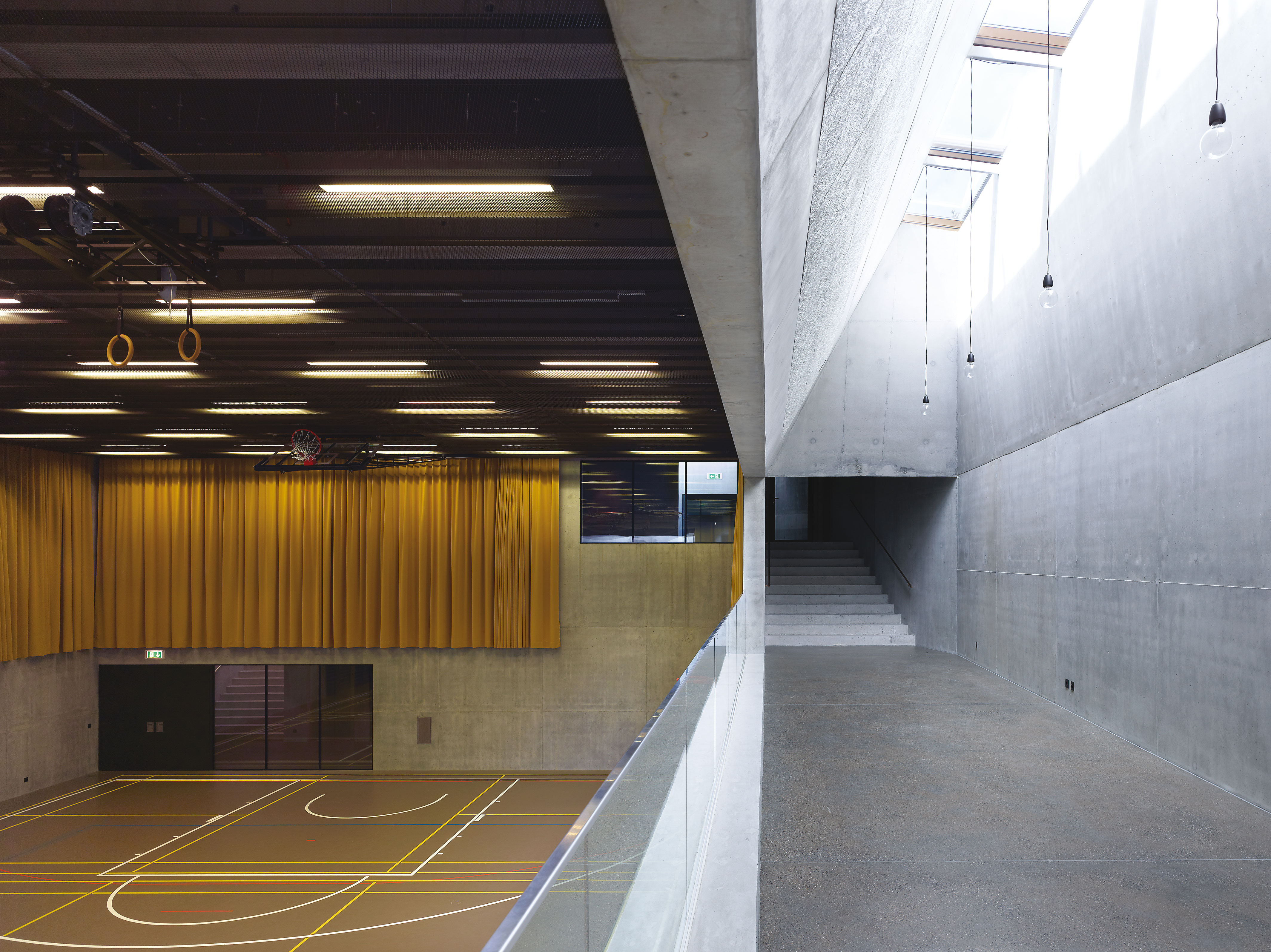 Vue depuis la première travée. Au fond, à gauche de l'escalier, la fenêtre du palier intermédiaire