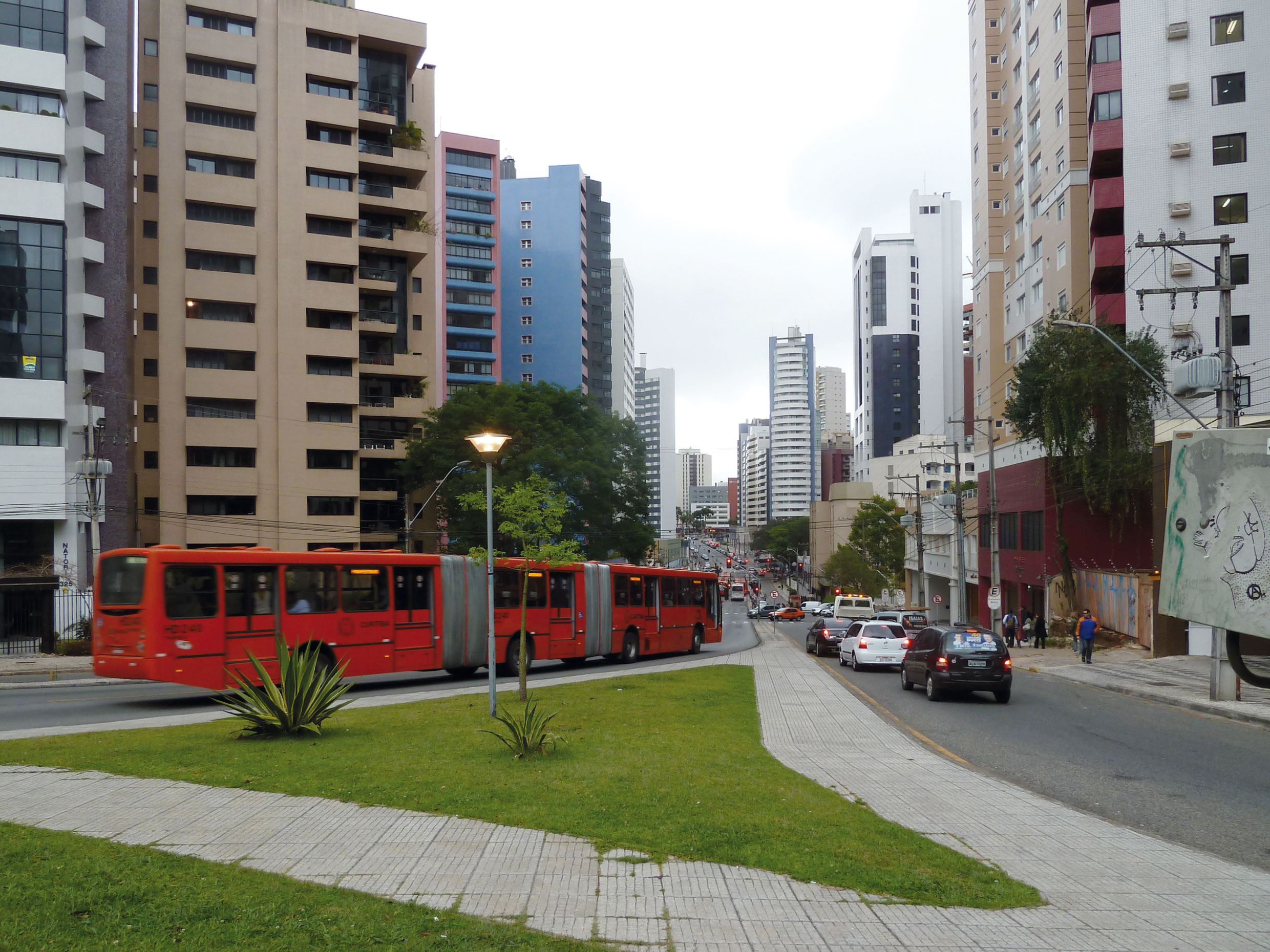 Un des axes urbains majeurs de Curitiba (� J-Ph. Dind)