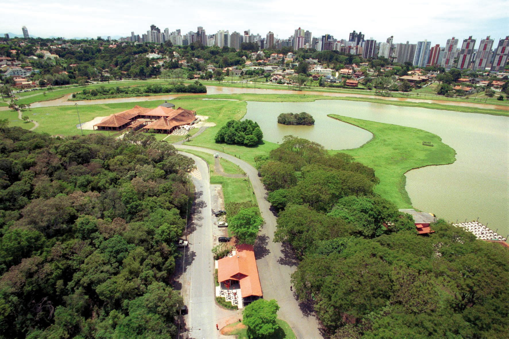 Le Parque Barigui (� IPPUC)