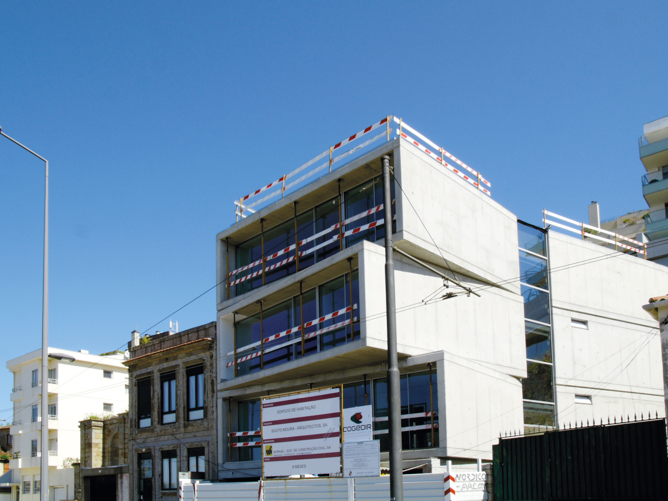 Immeuble situé rua das Sobreiras, au bord du Douro, Porto. Eduardo Souta de Moura. Le chantier est suspendu faute de financement et de volonté politique