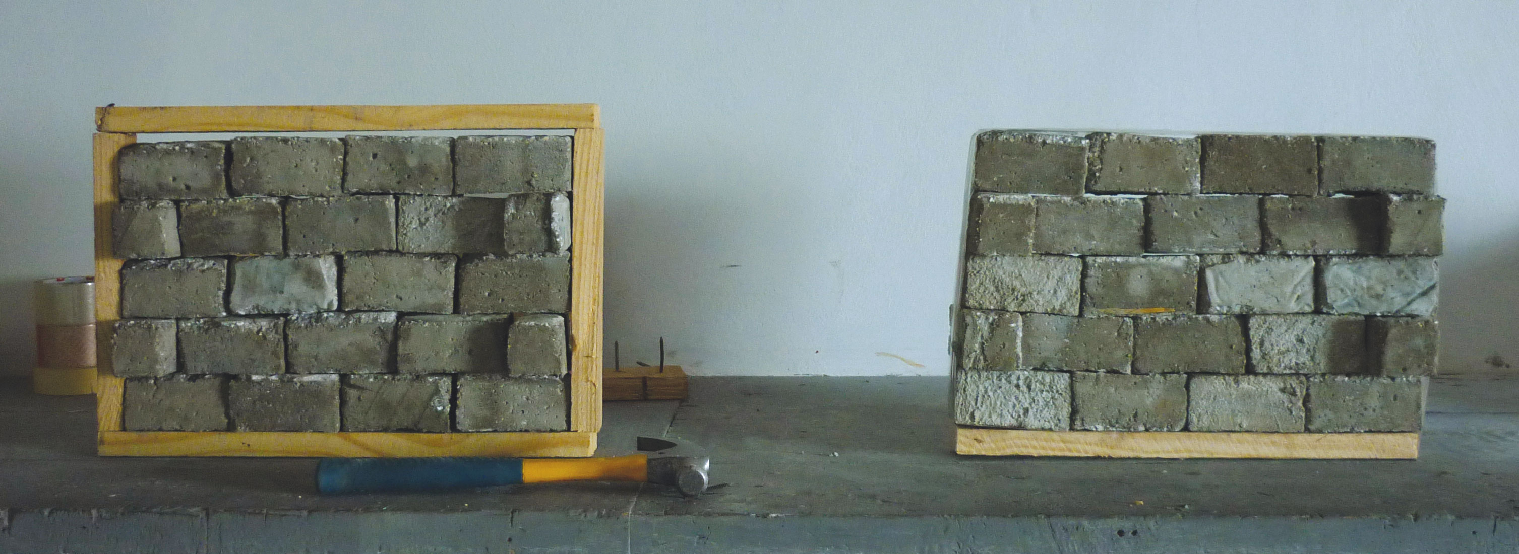 Objets didactiques montrant la différence entre un cadre béton et un mur conçu selon le système de maçonnerie chaînée