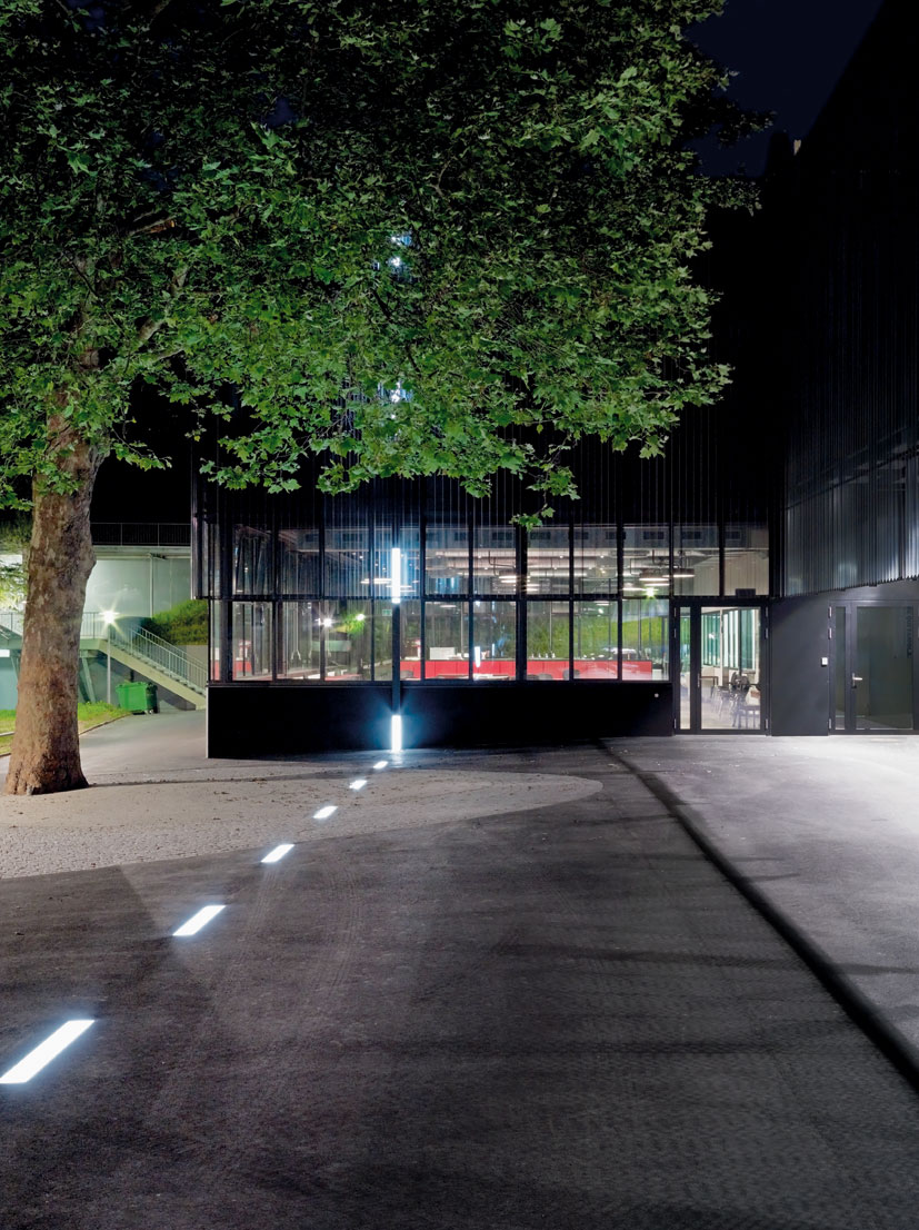 L’installation lumineuse dans la cour