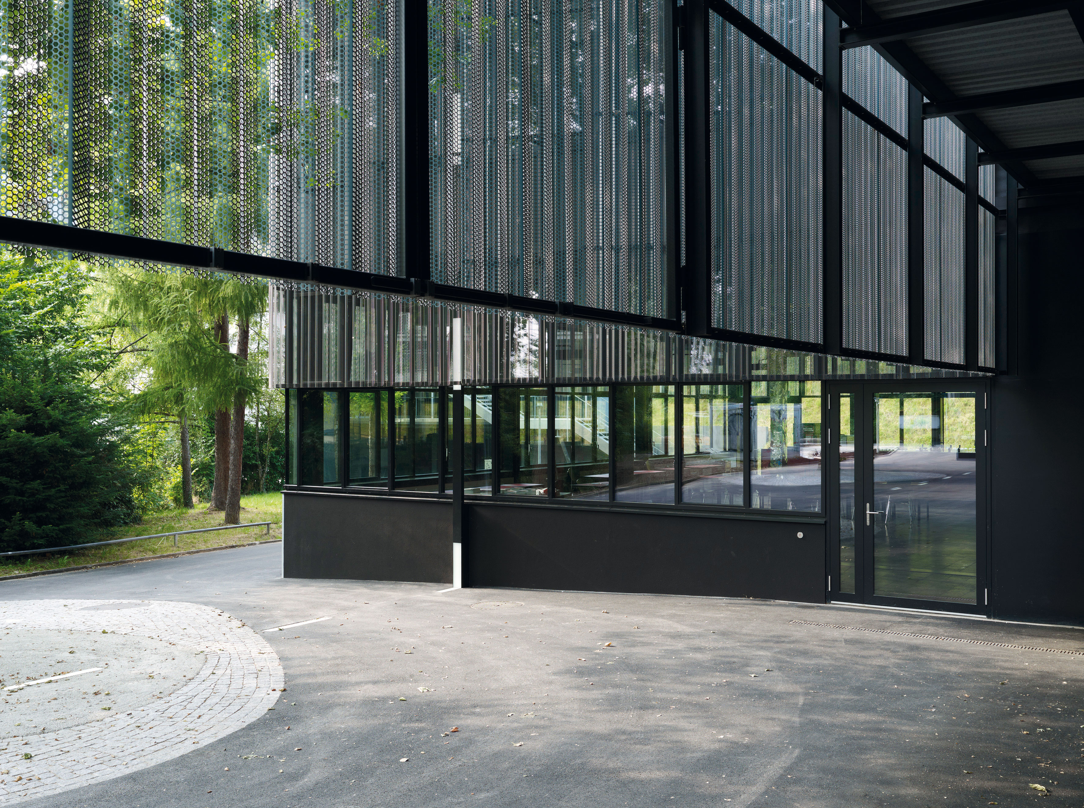 La tôle perforée qui habille l’ensemble est noire de l’extérieur et métallisée de l’intérieur.