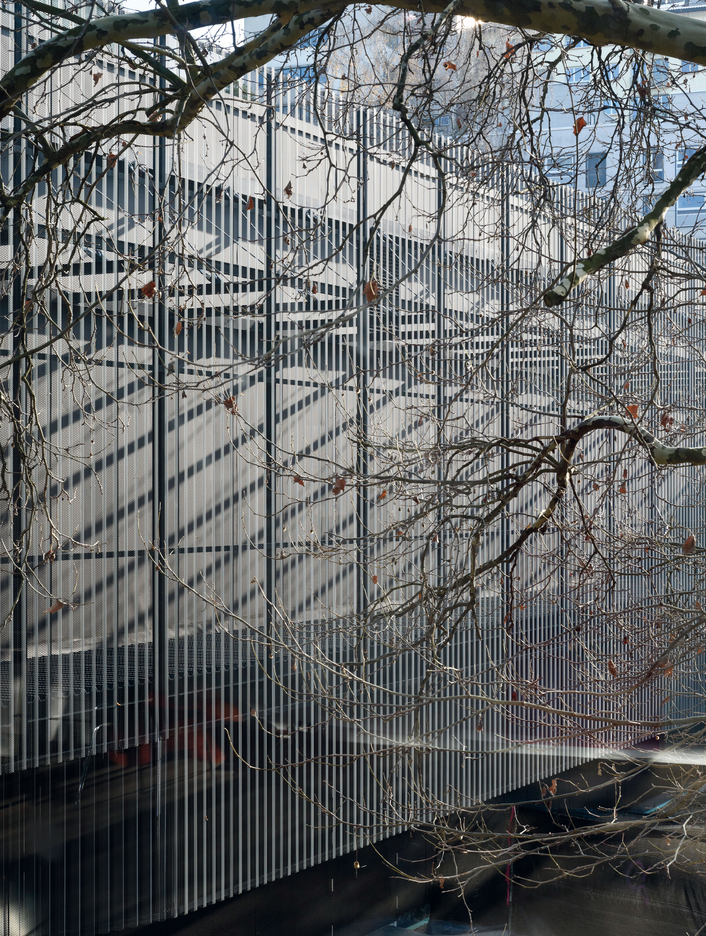 La tôle perforée qui habille l’ensemble est noire de l’extérieur et métallisée de l’intérieur.