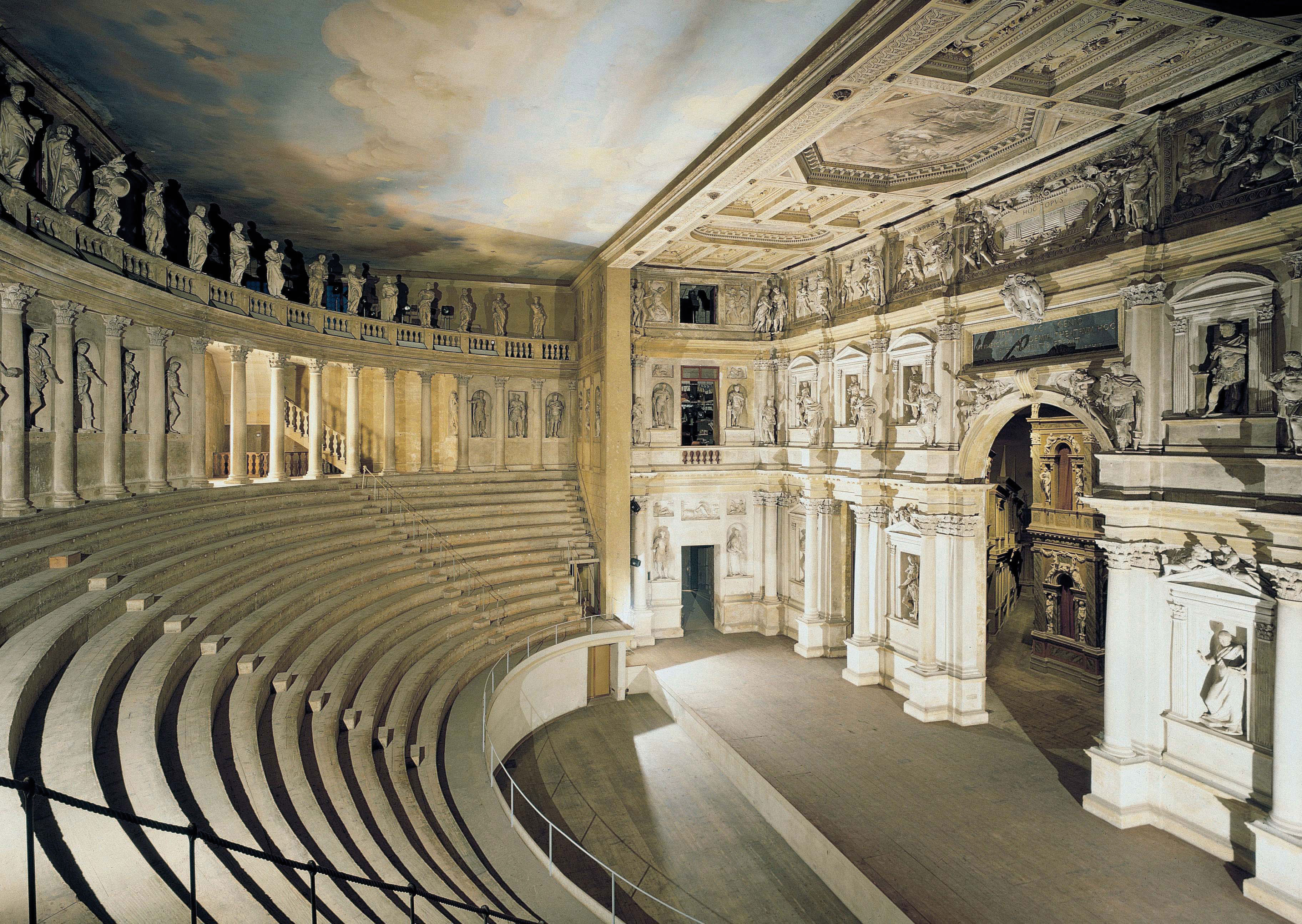 Le Teatro antico à Vicence, construit par Andrea Palladio dès 1550