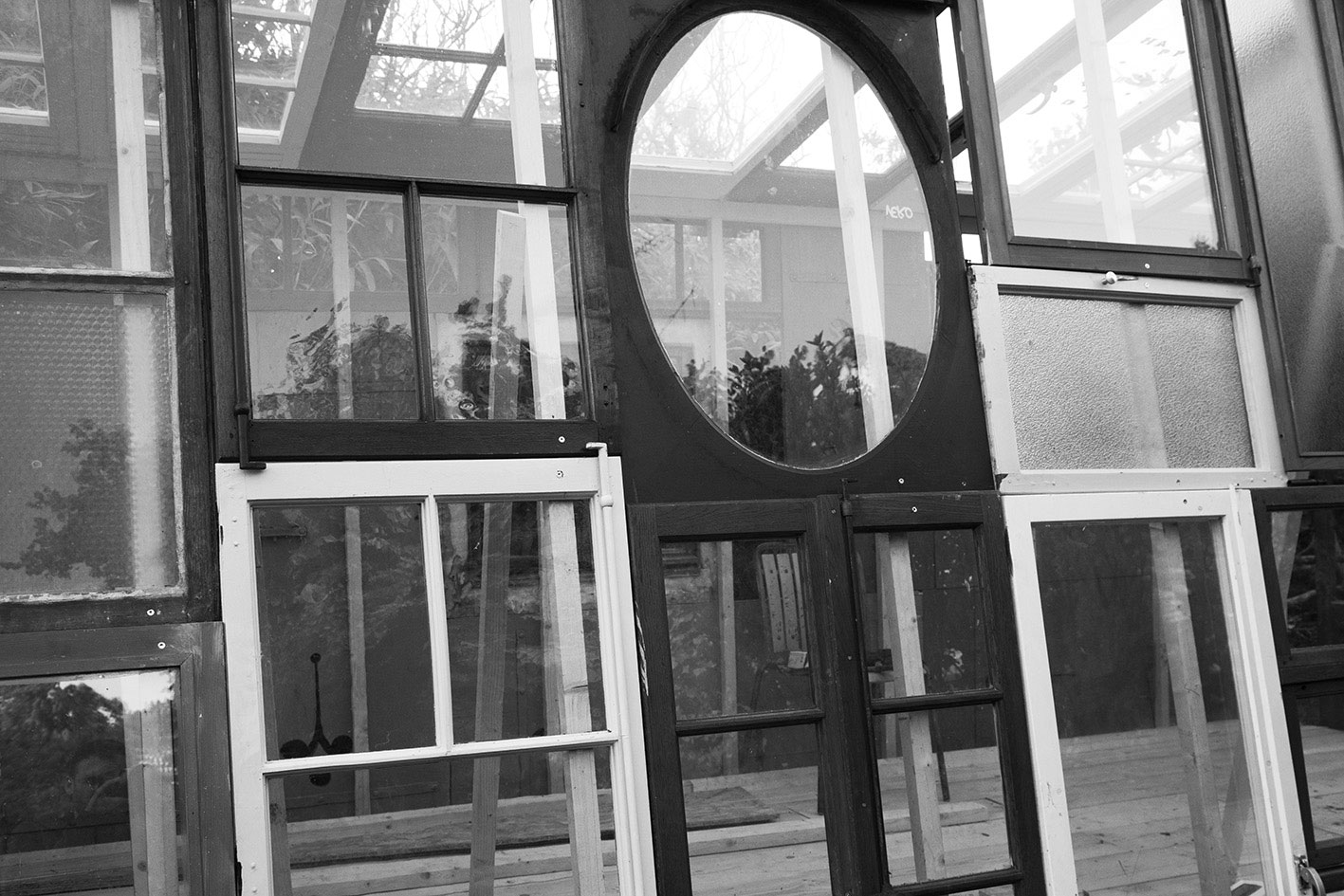 Détail de la façade formée en fenêtres recyclées