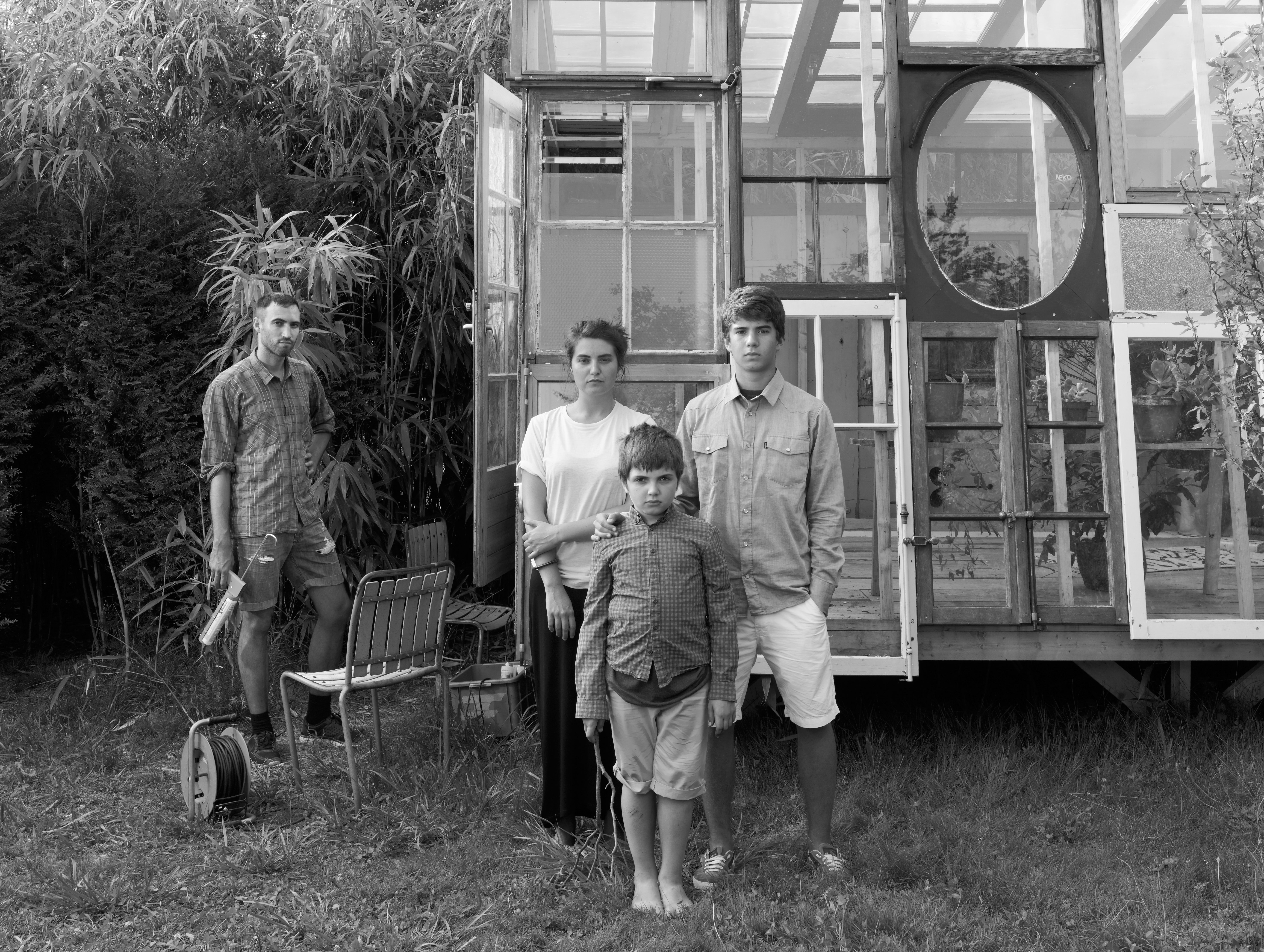 Clin d’œil à Walker Evans, les architectes et habitants posent devant le pavillon