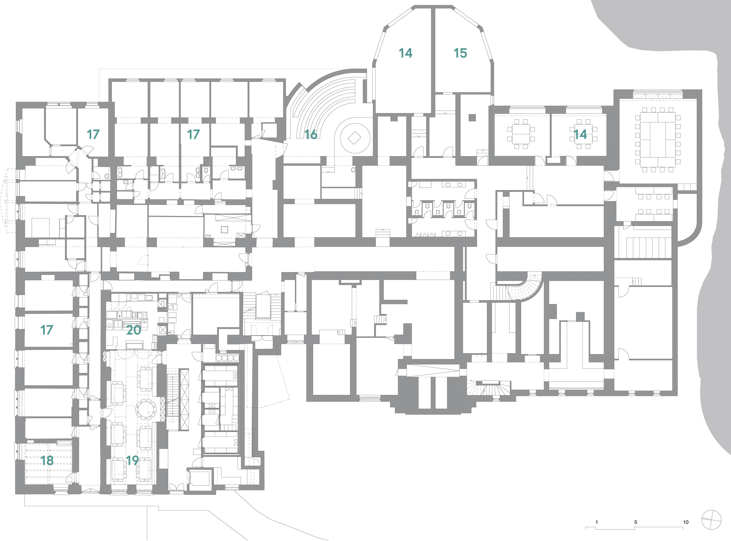 Rez-de-chaussée: 14 Quatre salles de conférence / 15 Garderie / 16 Chapelle / 17 Chambres pour le personnel / 18 Fumoir du personnel / 19 Salle à manger du personnel / 20 Cuisine du personnel.