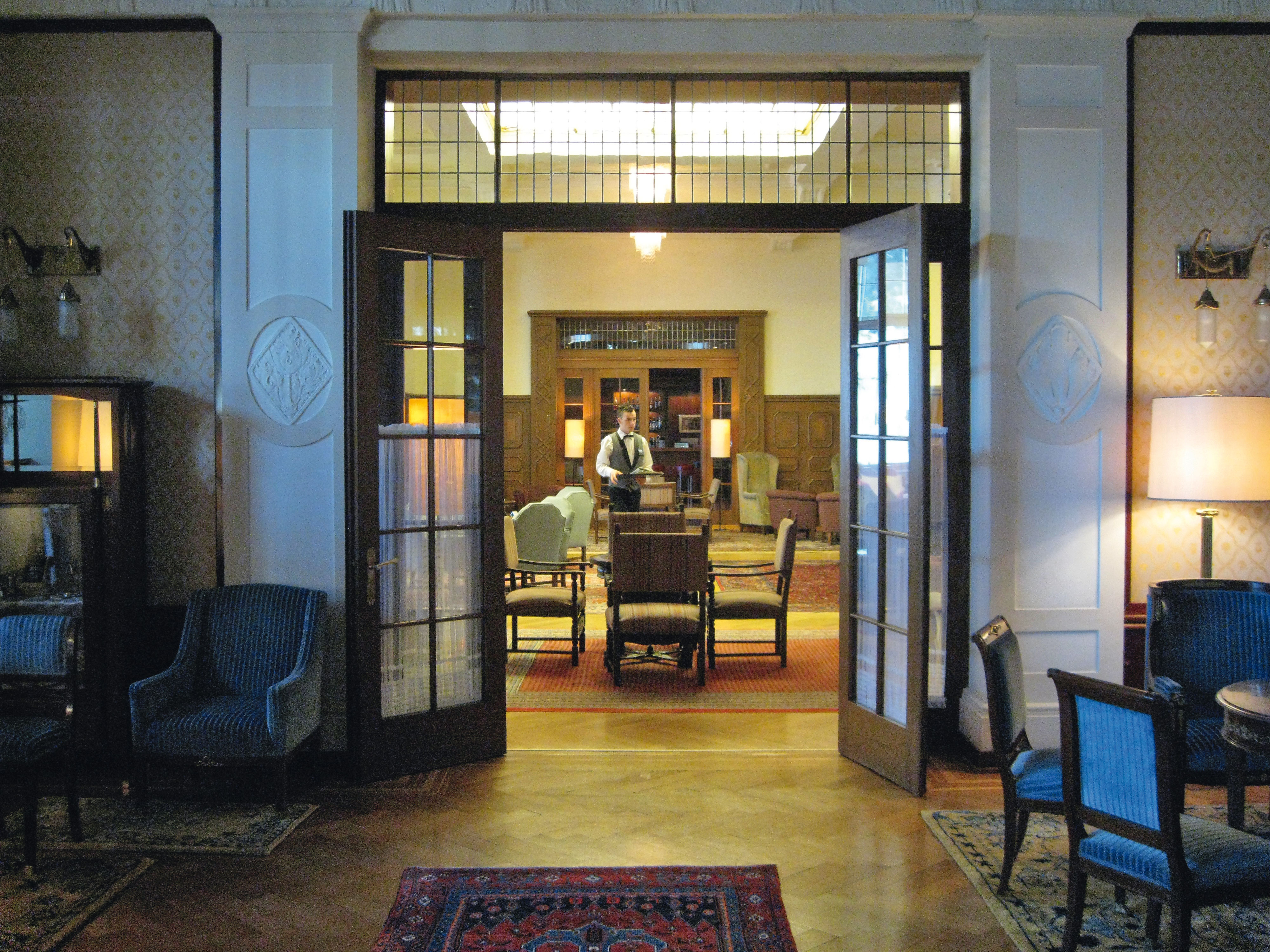 Vue du salon Empire à travers le hall dans le bar