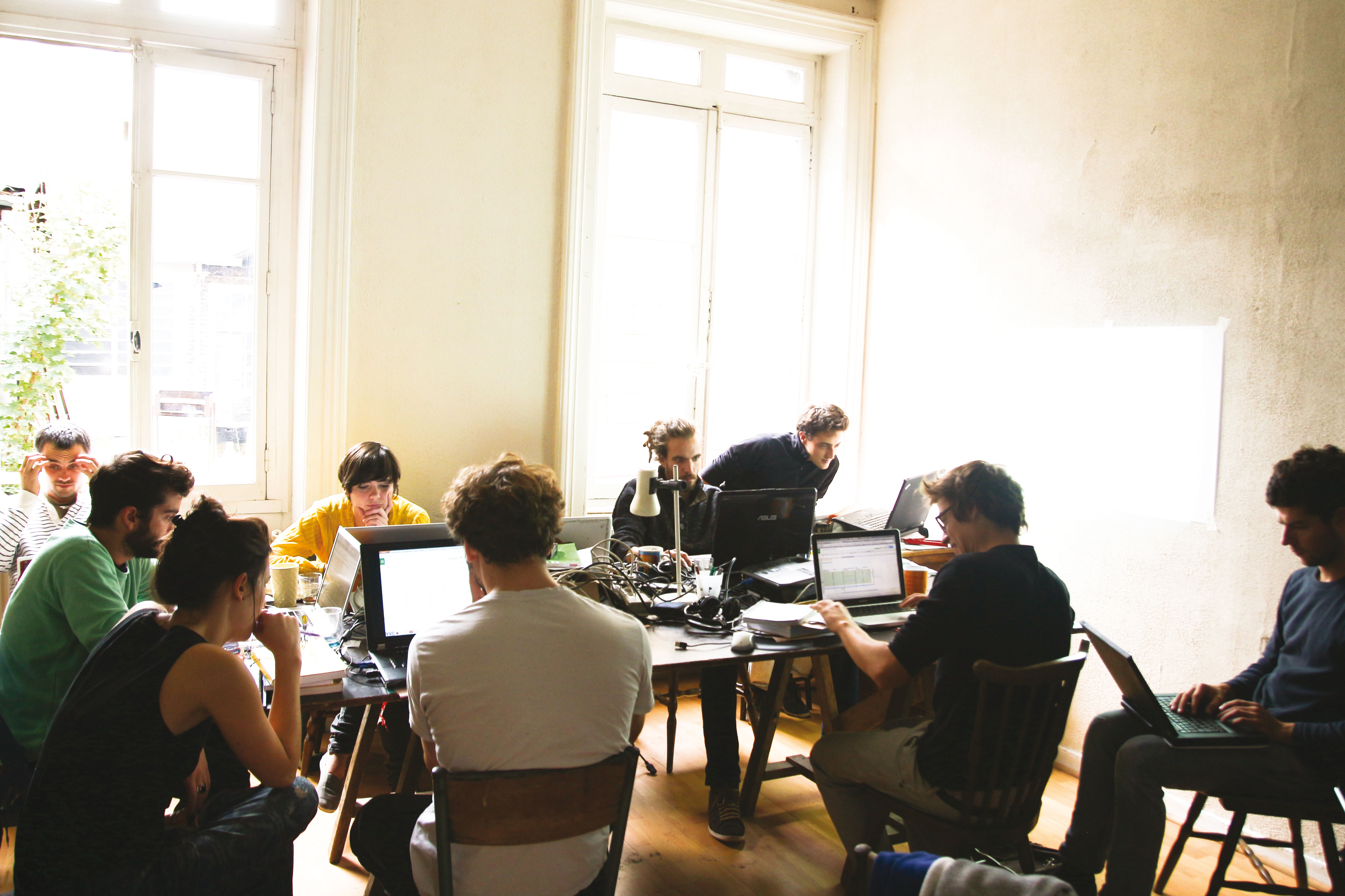 conception s’effectue dans un appartement prêté, dans un café ou sur un chantier. La table réalisée à partir d’une planche de coffrage accompagne le Collectif dans tous ses déplacements.