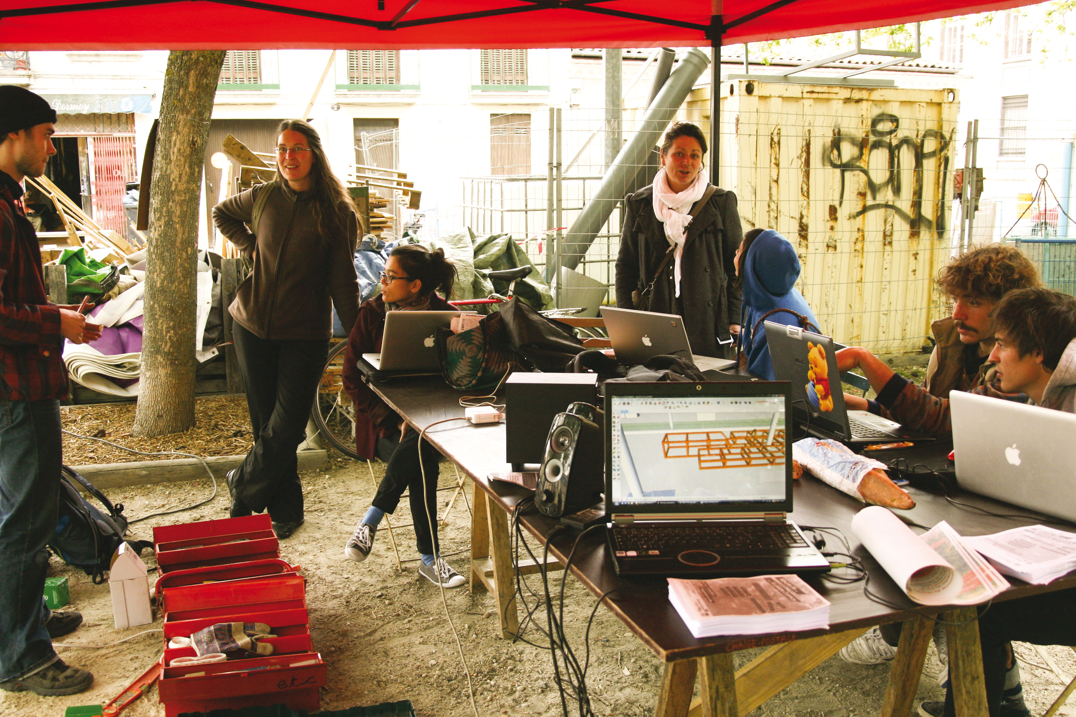 conception s’effectue dans un appartement prêté, dans un café ou sur un chantier. La table réalisée à partir d’une planche de coffrage accompagne le Collectif dans tous ses déplacements.