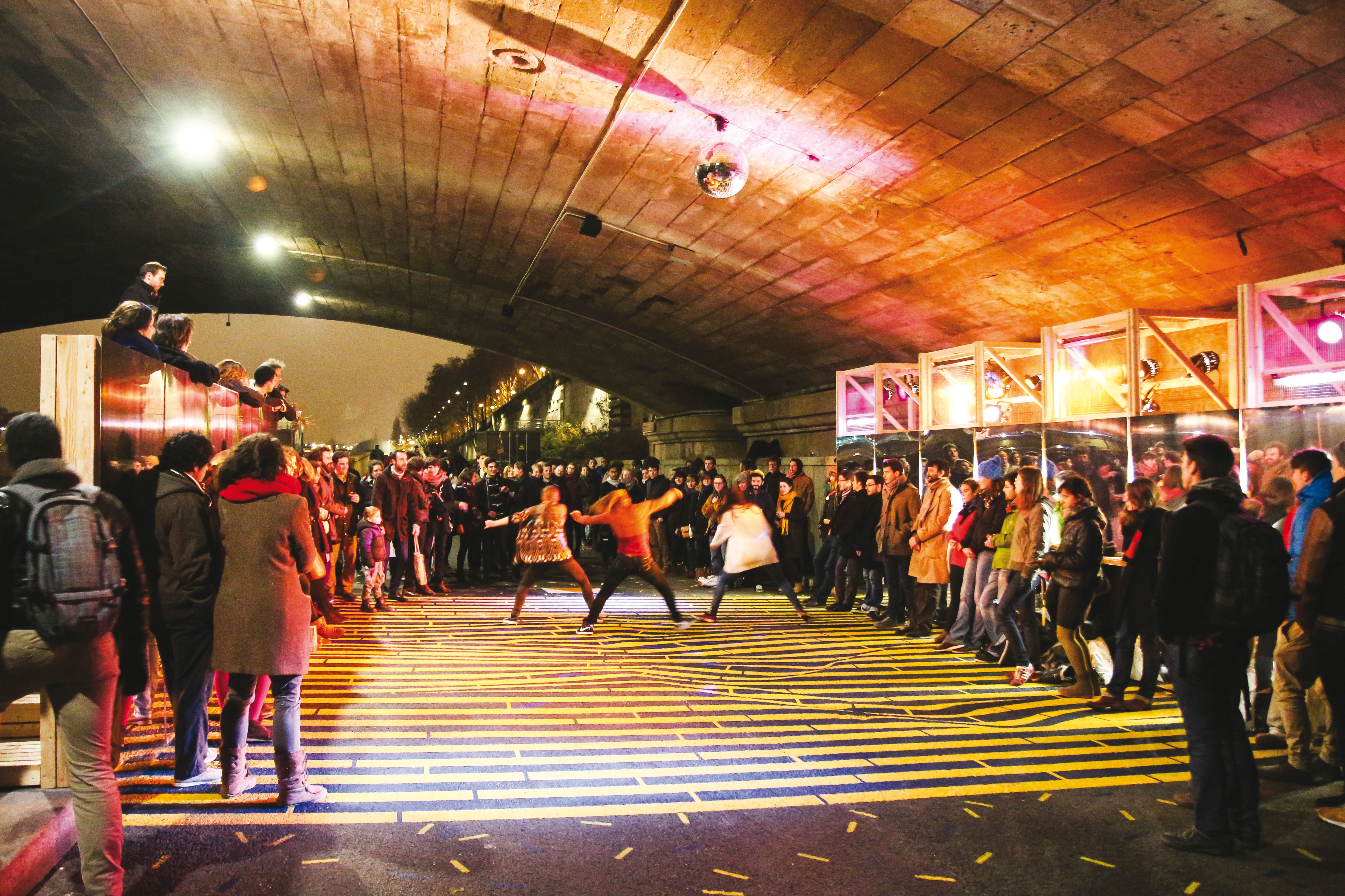«?Ta tata en tutu sous la douche?», installation sous le pont de la Concorde réalisée avec Artevia et la Ville de Paris, décembre 2013, Paris
