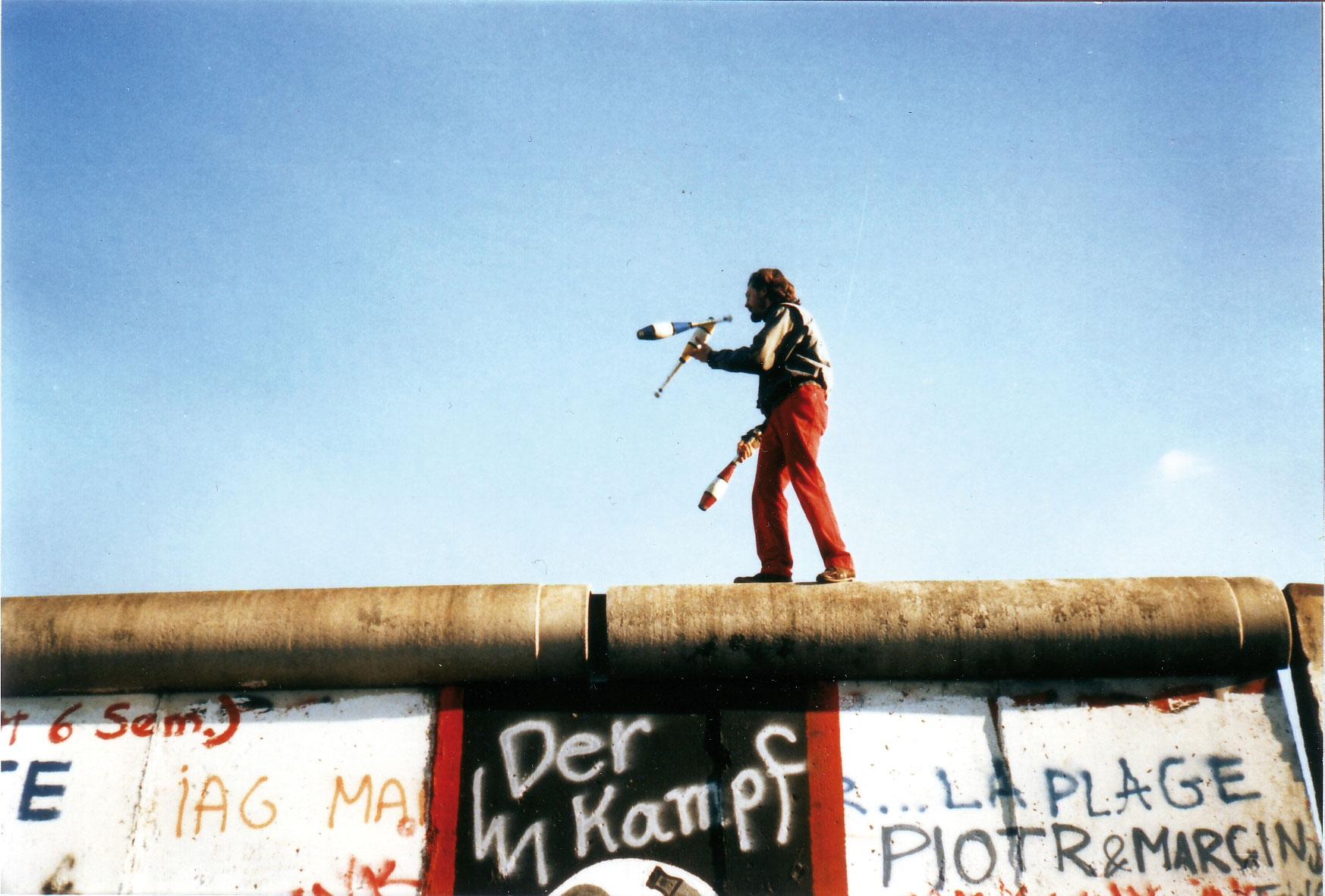 Juggling on the Berlin Wall (�Yann Forget)