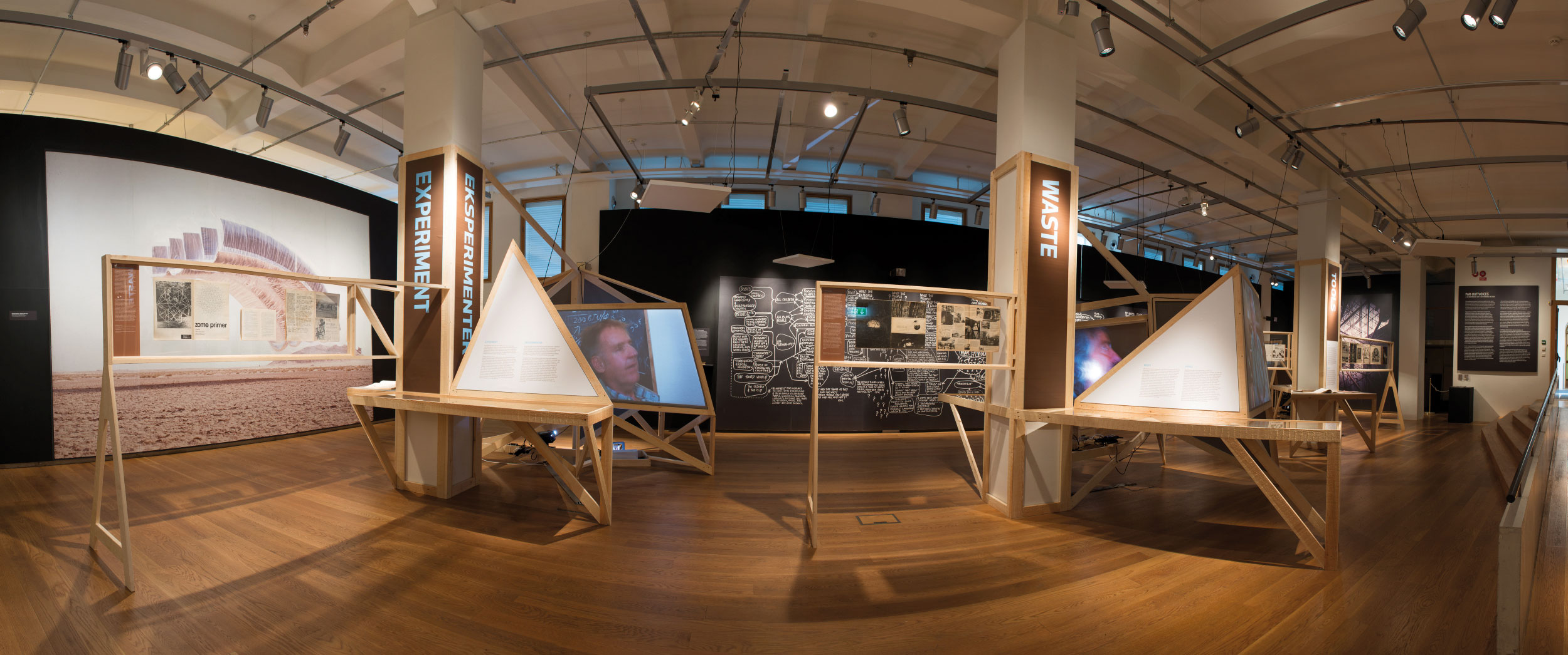 Vue de l’exposition Far-out Voices