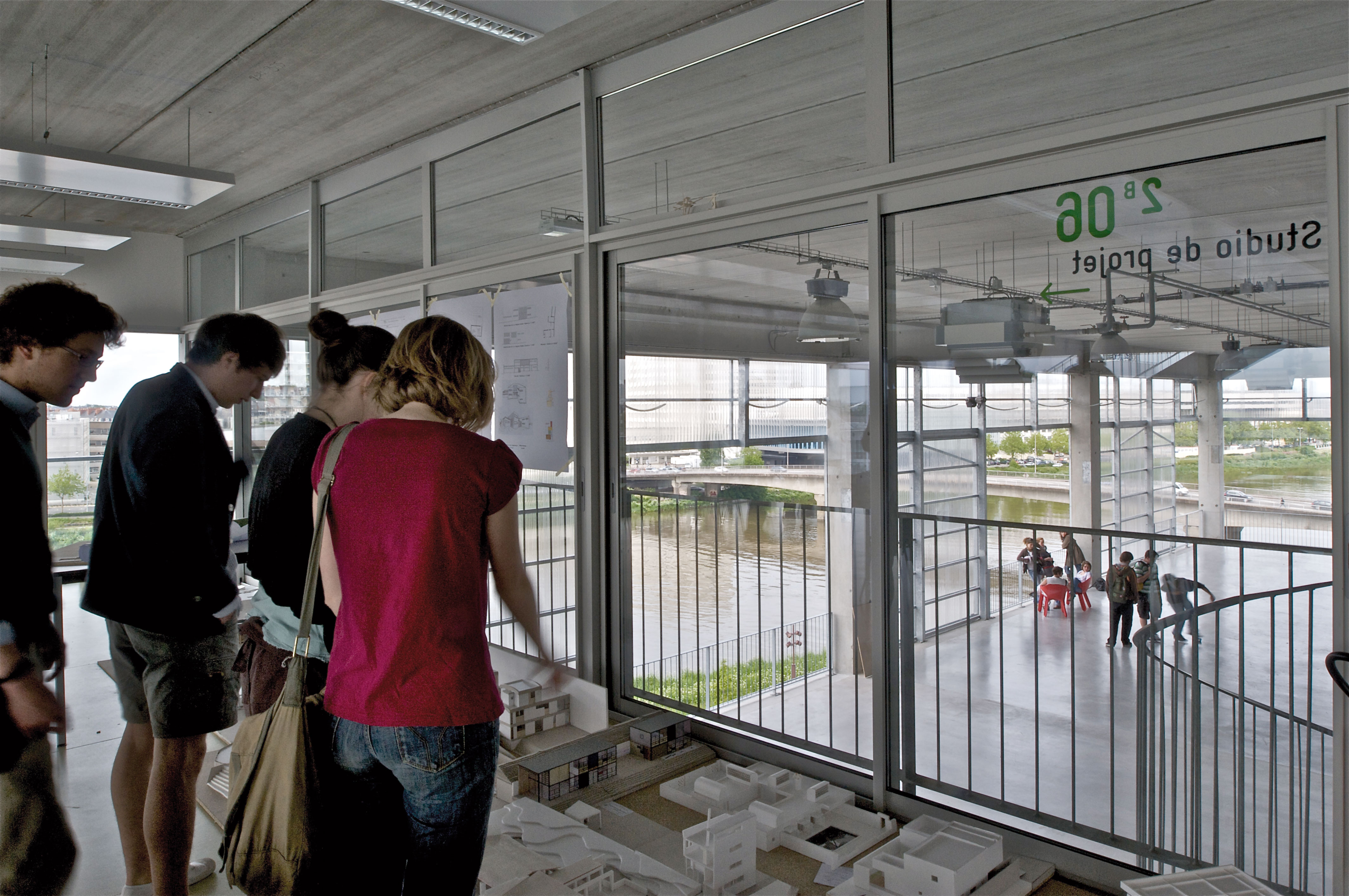 Des salles au fleuve, en passant par la place intérieure, le regard traverse les espaces