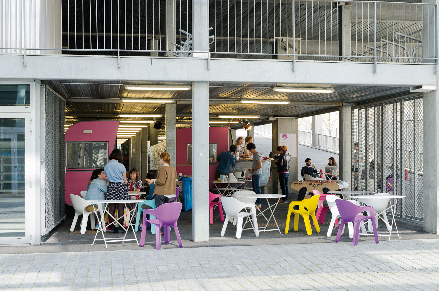 La Baravane, installée d’abord au rez-de-chaussée, a rejoint ensuite la place centrale (niveau 1A), le cœur de l’école.