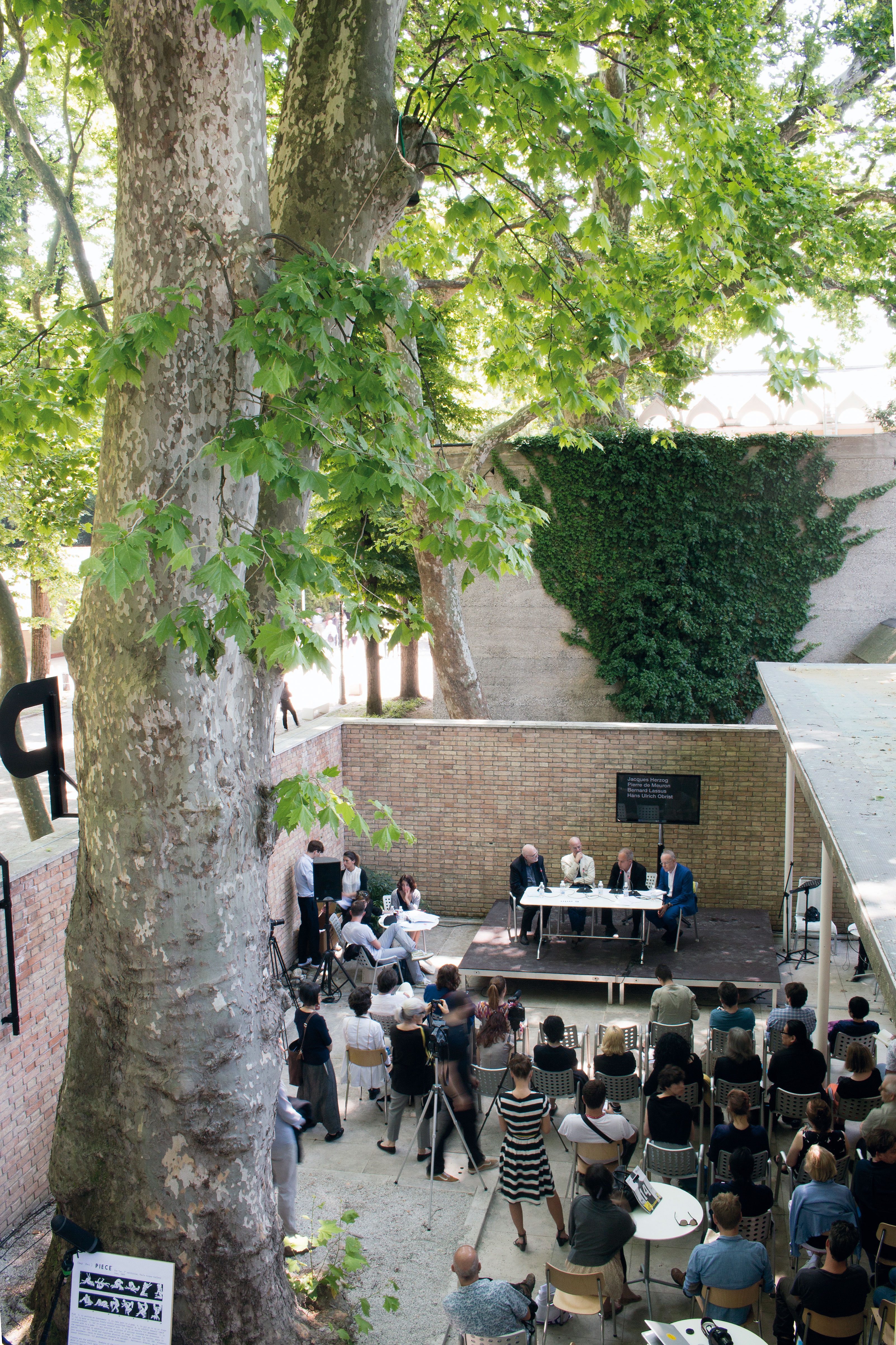 La cour du pavillon suisse