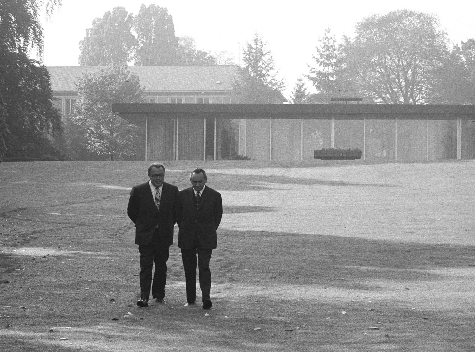 Les secrétaires d’Etat Egon Bahr (RFA) et Michael Kohl (RDA) se promènent devant le bungalow, 1972.