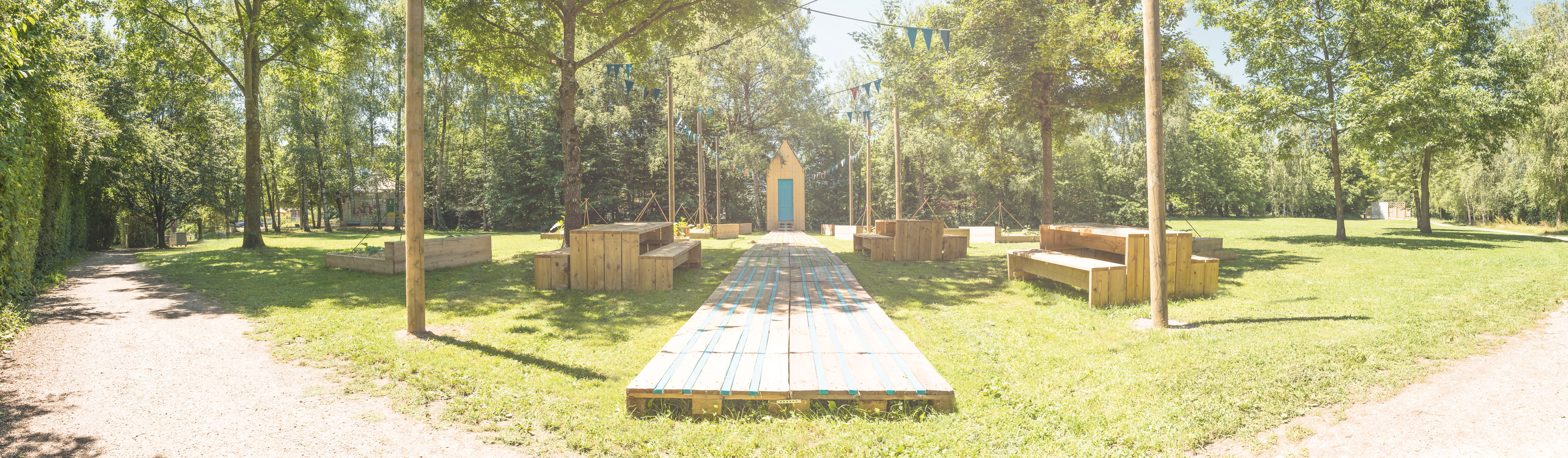 Le cycle se déroule de manière chronologique le long de l’allée qui mène au cabanon?: à une extrémité on trouve les tables de pique-nique, à l’autre le compost le plus frais.