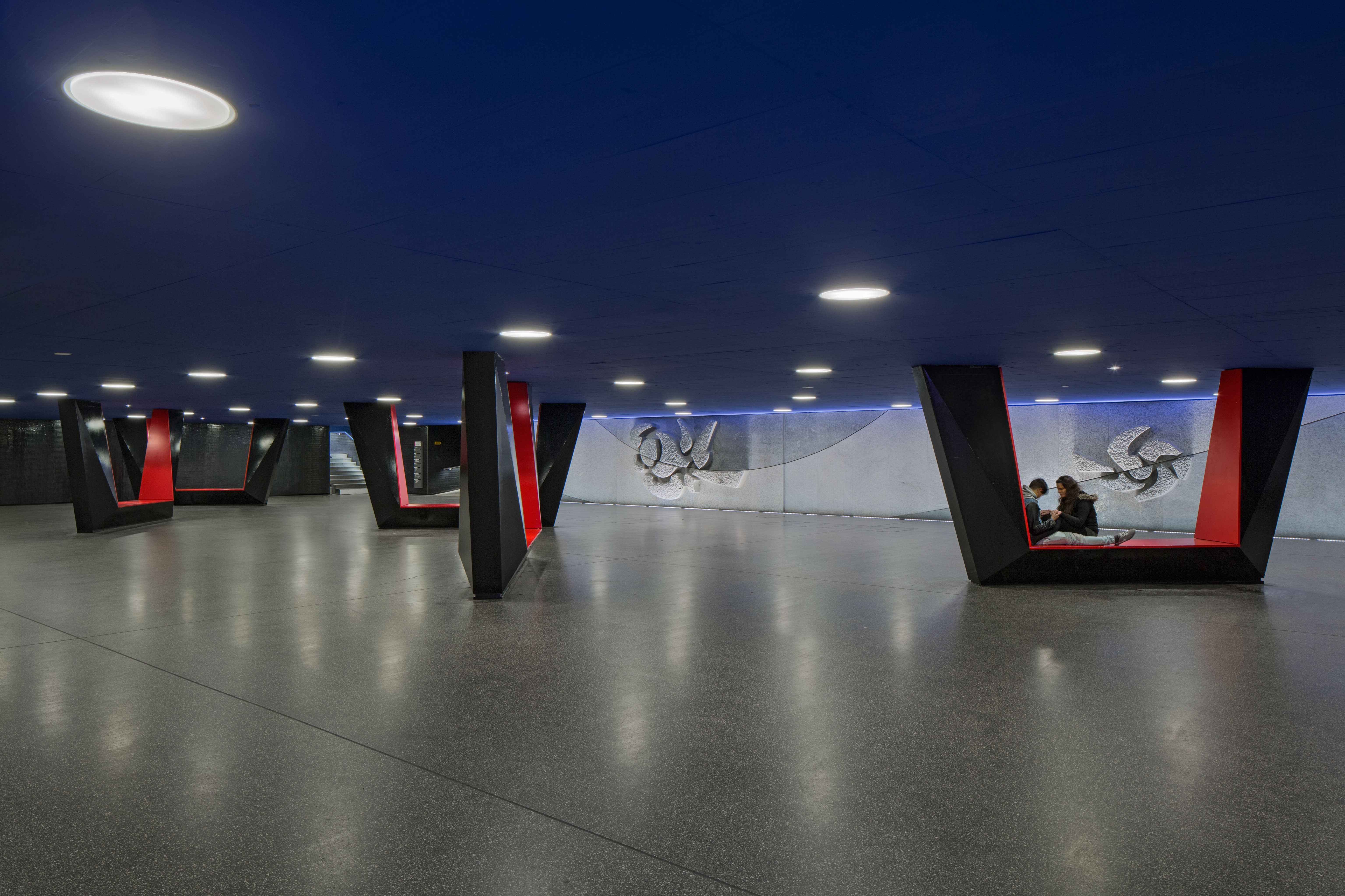 La rénovation du hall souterrain proposée par Vehovar &amp; Jauslin Architektur offre une atmosphère chaleureuse et lounge.